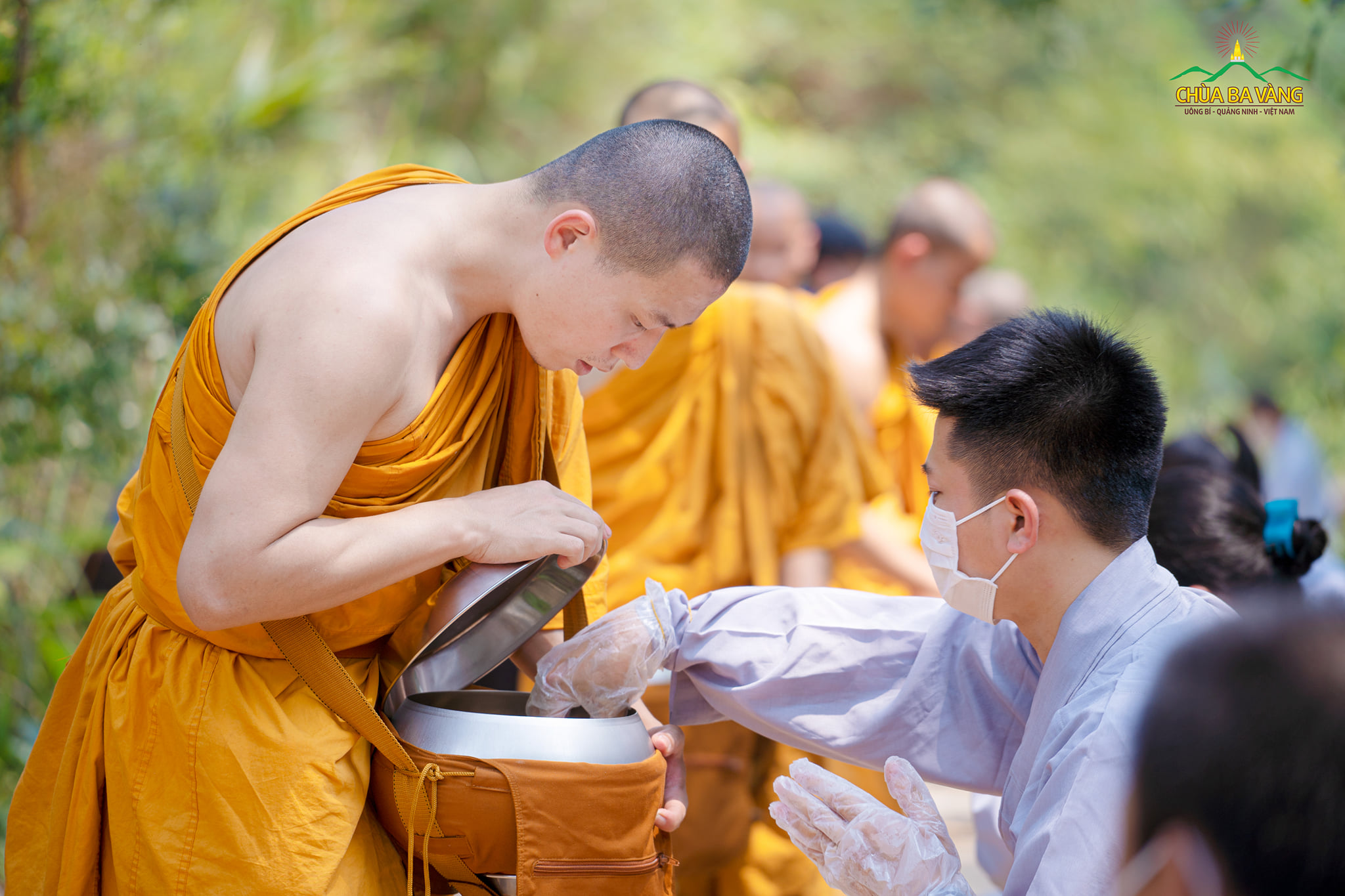 Sư Sadi thọ nhận sự cúng dường của các Phật tử