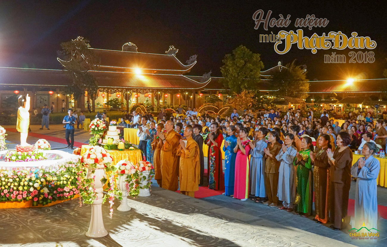 Thầy Thích Trúc Thái Minh cùng chư Tăng và hàng ngàn Phật tử chùa Ba Vàng thành kính hướng về tôn tượng Đức Phật đản sinh để tri ân sự xuất hiện vĩ đại nơi đời của Đức Thế Tôn