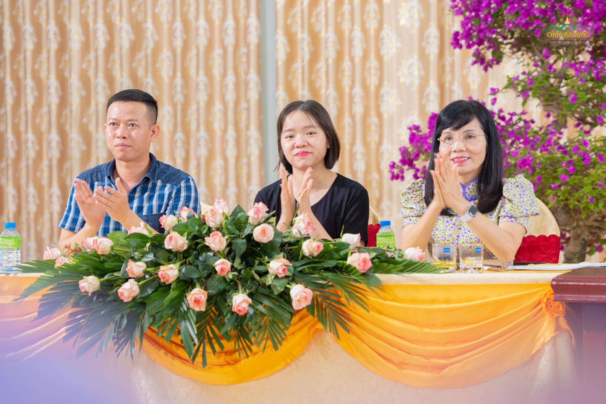 Bà Trần Thị Vân Hoa - Phó hiệu trưởng trường Đại học Kinh tế Quốc dân (ngoài cùng bên phải), Giảng viên Đỗ Minh Diệp, khoa Ngoại ngữ Kinh tế (ở giữa) trong buổi tọa đàm