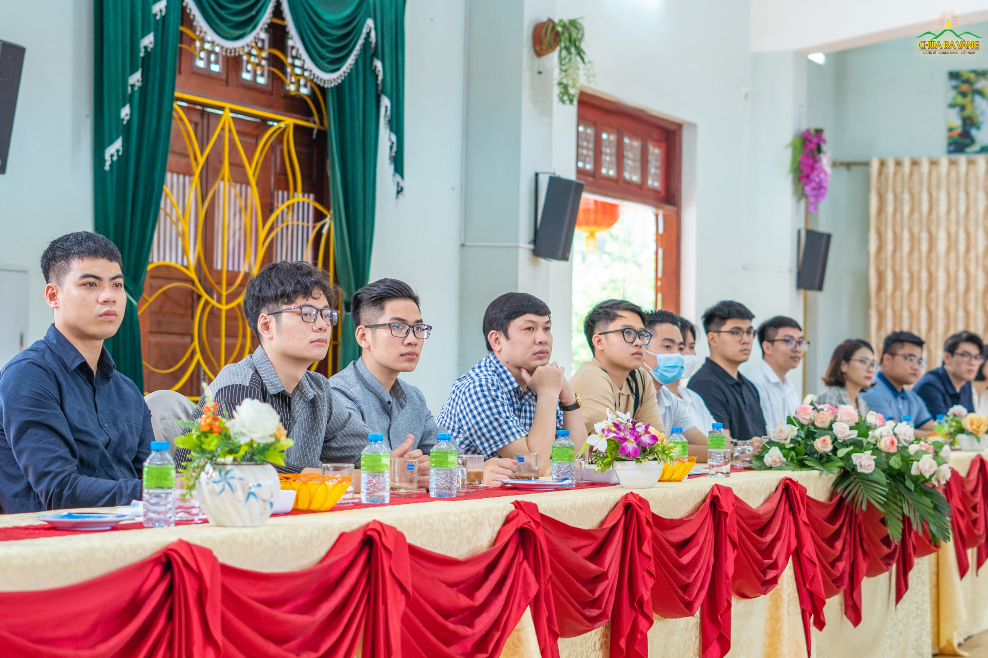 Các thành viên lớp cao học Quản trị Kinh doanh trường Đại học Kinh tế Quốc chăm chú lắng nghe những chia sẻ của Sư Phụ Thích Trúc Thái Minh