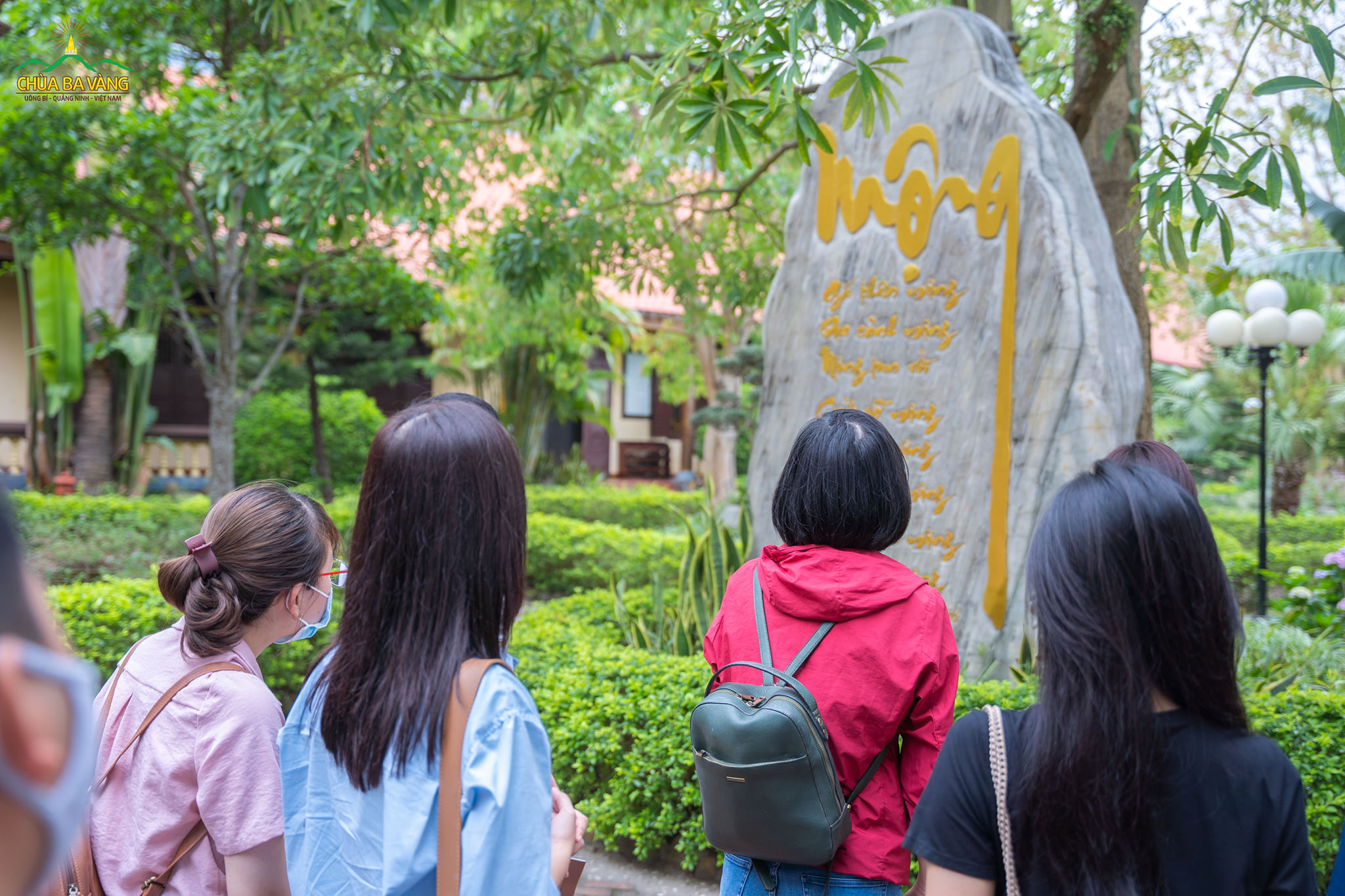Thành viên trong đoàn tìm hiểu bài thơ được khắc trong khuôn viên nội viện Tăng
