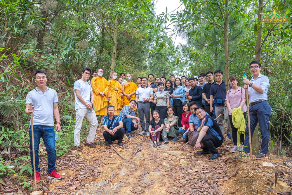 Đoàn chụp ảnh lưu niệm tại rừng thiền chùa Ba Vàng