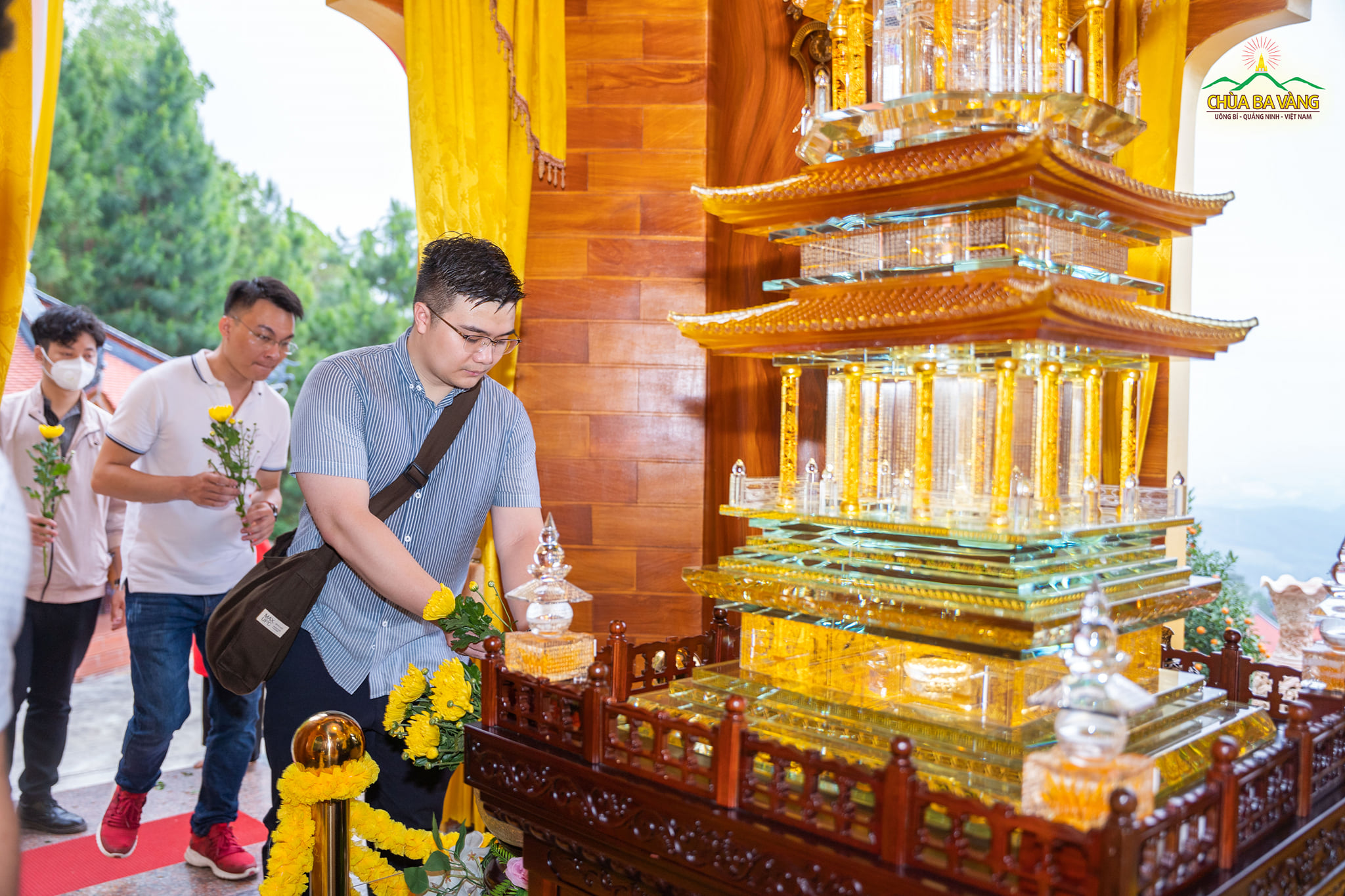 Các thành viên trong đoàn dâng hoa cúng dường Xá Lợi kim thân Đức Phật