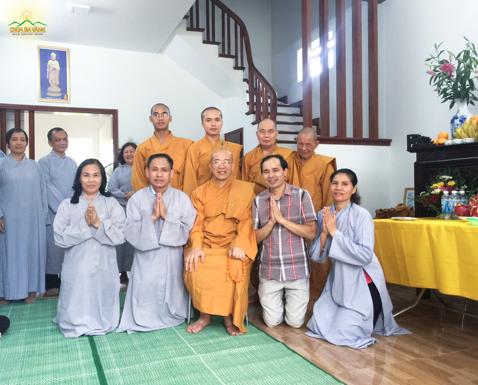 Phật tử Nguyễn Ngọc Thanh (mặc áo lam, hàng đầu) được chụp ảnh cùng Thầy Thích Trúc Thái Minh và chư Tăng chùa Ba Vàng (ảnh năm 2019)
