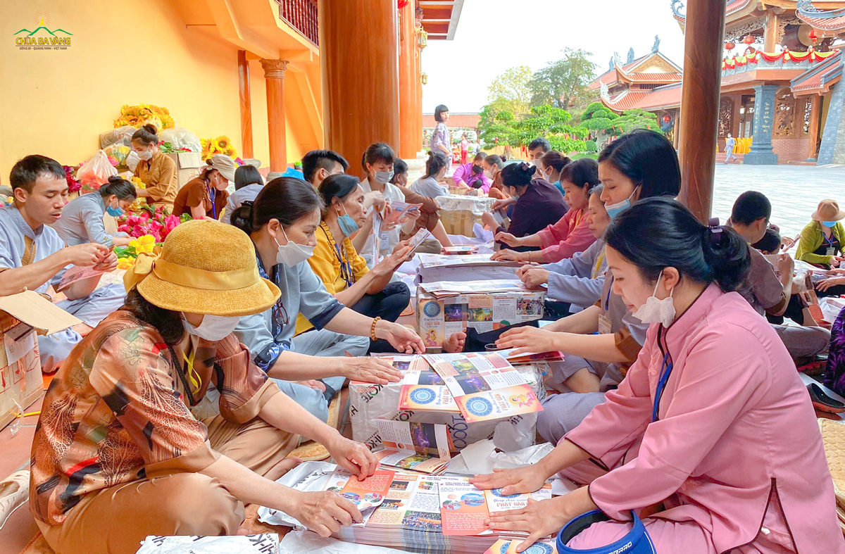 Hàng vạn tấm thiệp chúc mừng Phật đản được các Phật tử gấp để chuẩn bị trao tặng nhân dân, Phật tử về thăm chùa trong mùa Phật đản