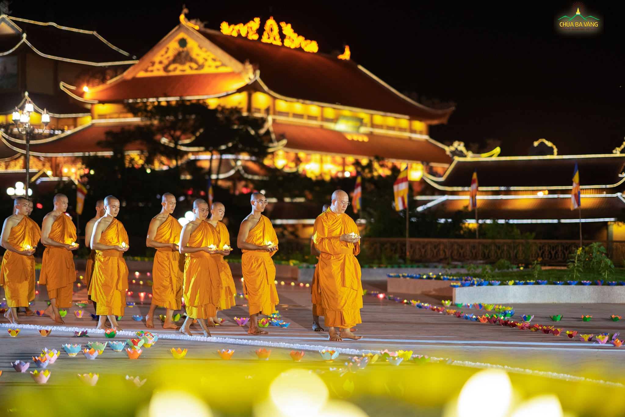 Sư Phụ Thích Trúc Thái Minh cùng chư Tăng nâng trên tay những ngọn đăng ngời sáng - biểu tượng cho trí tuệ của Phật Pháp