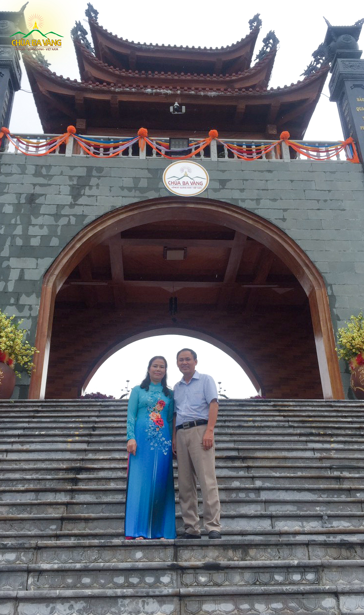 Vợ chồng Phật tử Nguyễn Ngọc Thanh chụp ảnh tại chùa Ba Vàng (năm 2019)
