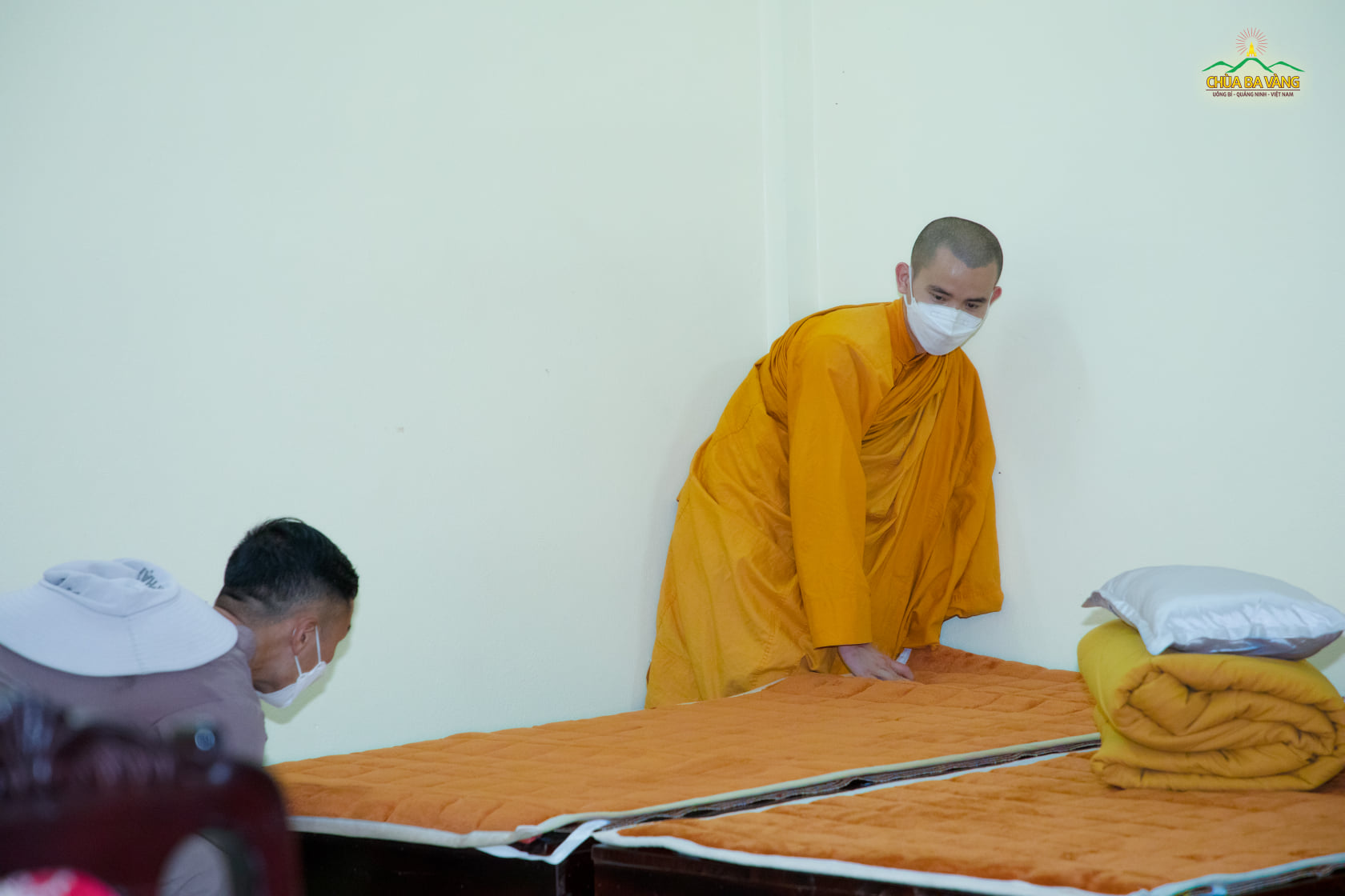 Chư Tăng, Phật tử sắp xếp đơn nghỉ cho khách theo sự chỉ dạy của Sư Phụ