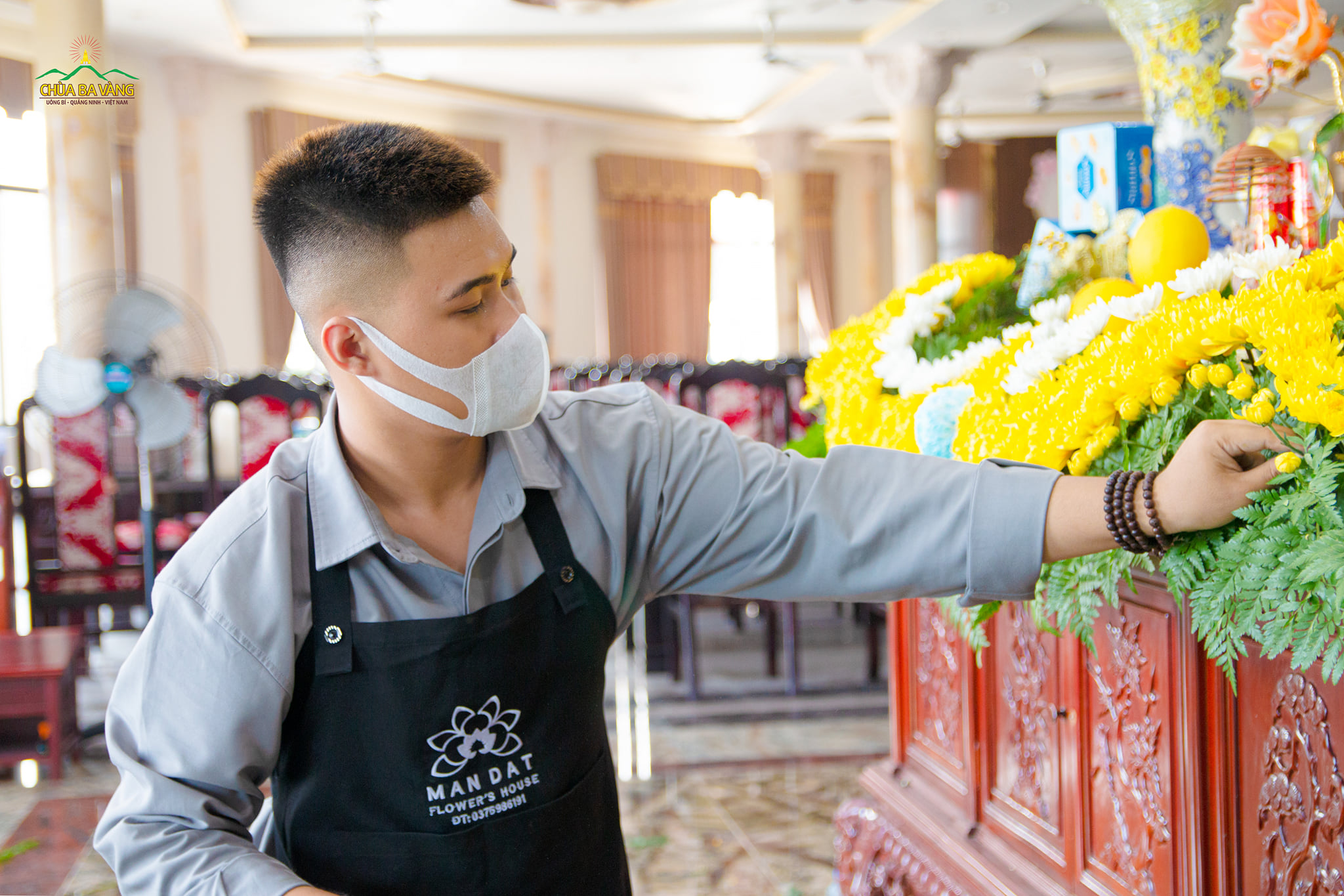 Từ thành phố Hồ Chí Minh, bạn Mẫn Đạt - trưởng nhóm MANDAT FLOWER’S HOUSE đã trở về chùa Ba Vàng để tham gia trang trí hoa