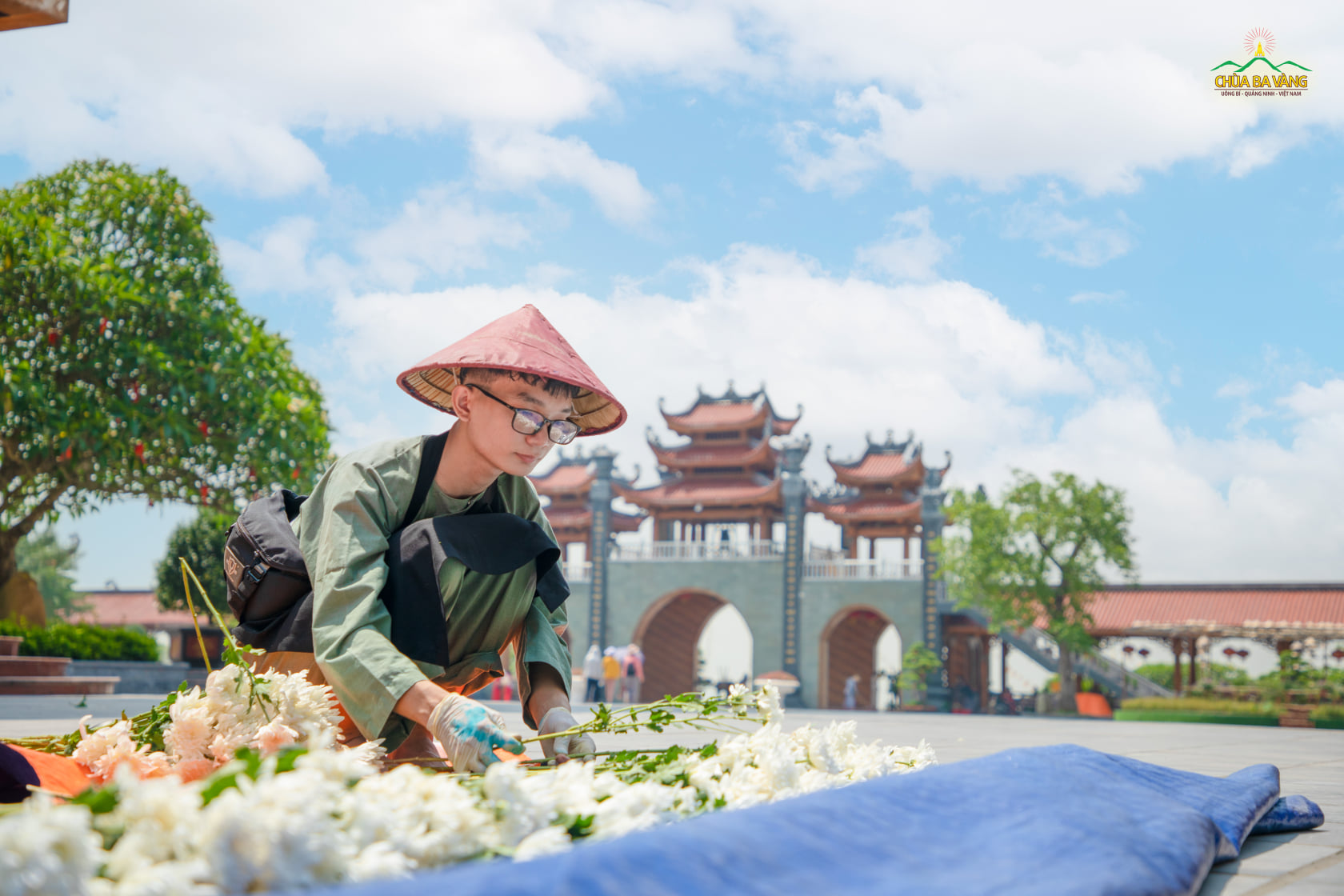 Từ thành phố Hồ Chí Minh, bạn trẻ trong nhóm MANDAT FLOWER’S HOUSE đã trở về chùa Ba Vàng để tham gia trang trí hoa