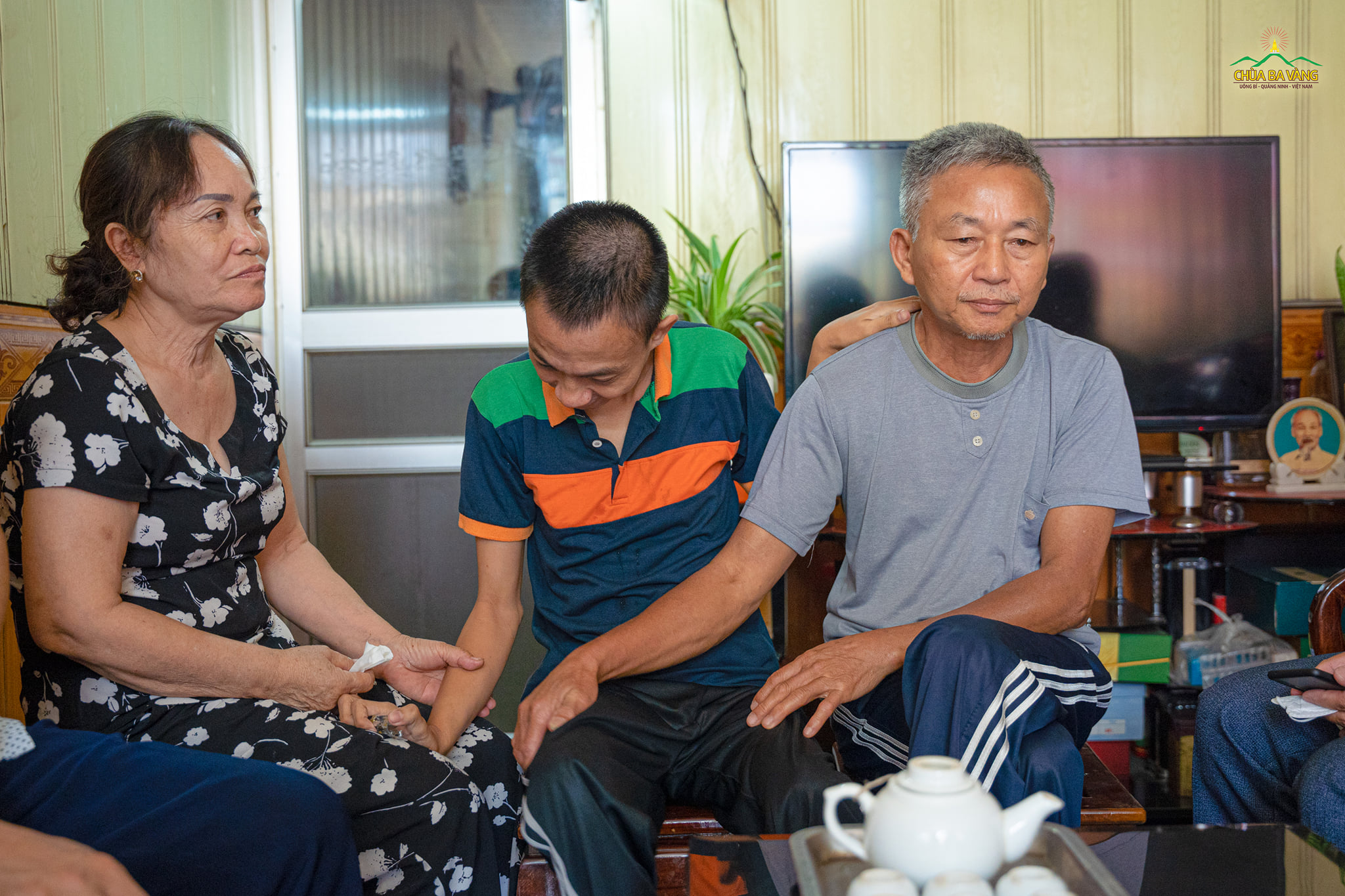 Gia đình bệnh binh Nguyễn Văn Bạn có con bị nhiễm снất độс hóa học nặng, phụ thuộc sự chăm sóc hoàn toàn từ bố mẹ