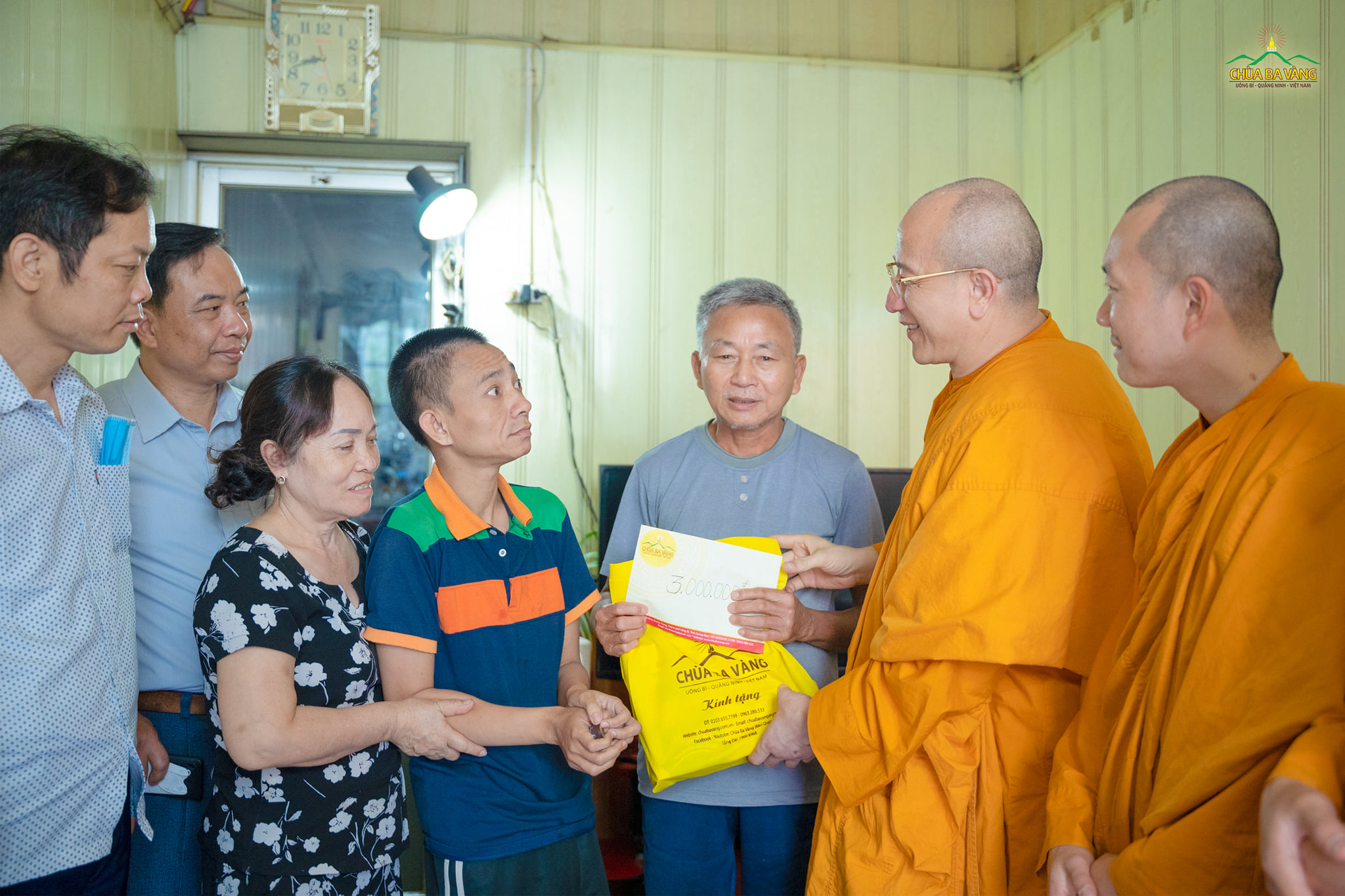 Tại nhà bệnh binh Nguyễn Văn Bạn, Sư Phụ Thích Trúc Thái Minh trao tặng cho gia đình phần quà ủng hộ