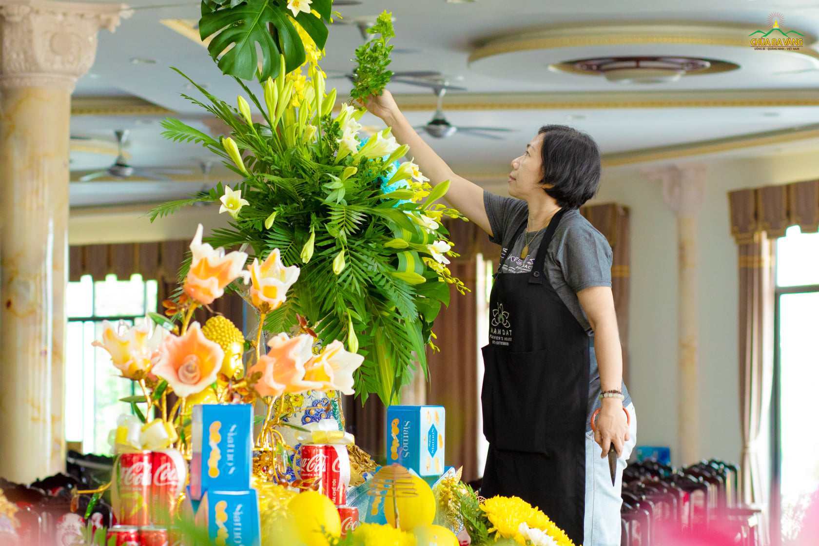 Nghệ nhân trong nhóm MANDAT FLOWER’S HOUSE tạo nên lẵng hoa đẹp dâng cúng Phật