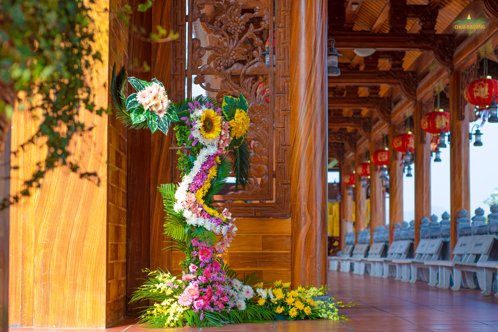 Mô hình hoa được hoàn thành, góp phần tô điểm cho Đại lễ Phật đản chùa Ba Vàng