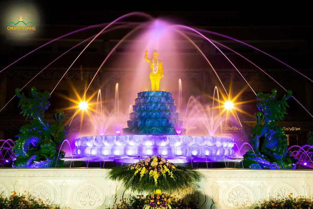 Tòa Cửu Long (chín con rồng) phun nước tắm khi Thái tử đản sinh (ảnh tượng Phật đản sinh tại chùa Ba Vàng)