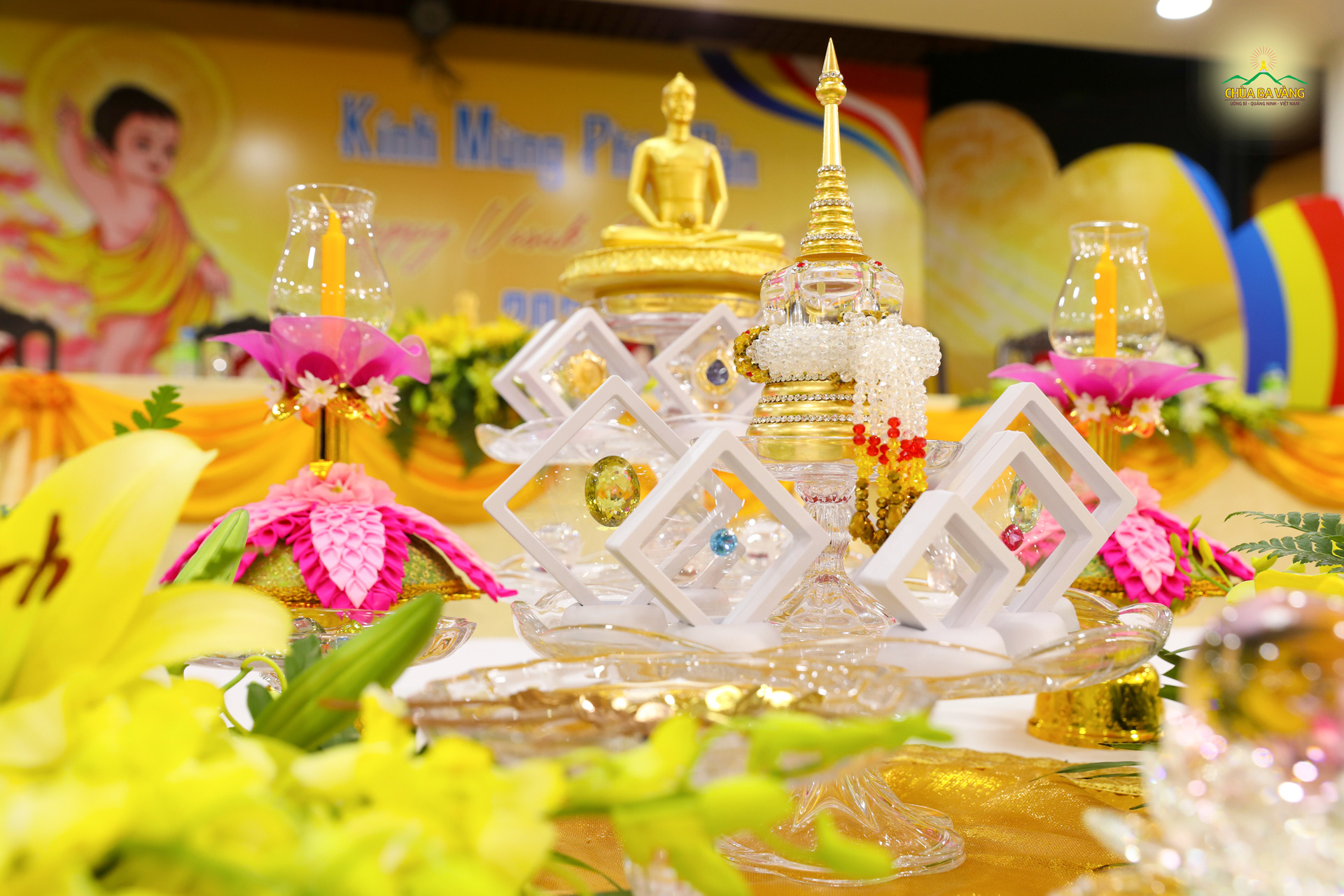 Tượng Phật và những phẩm vật bằng pha lê do chư Tăng các nước cúng dường chùa Ba Vàng