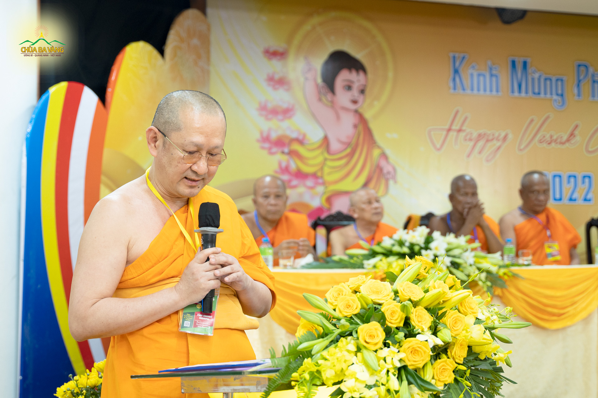 Thượng toạ Thượng toạ Phra Vides Dhammabhorn, Chủ tịch Hội đồng quỹ Dhammakaya, Trưởng ban Phật giáo Quốc tế điều hành hơn 205 chi nhánh trên 180 nước trên thế giới