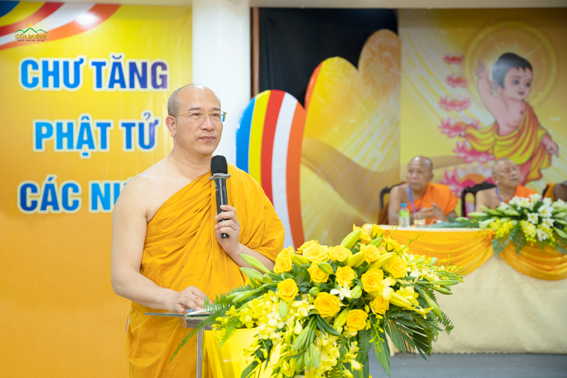 Thầy Thích Trúc Thái Minh bày tỏ niềm hạnh phúc khi chùa Ba Vàng được đón nhận những phần quà của chư Tôn đức Tăng từ các nước gửi tặng