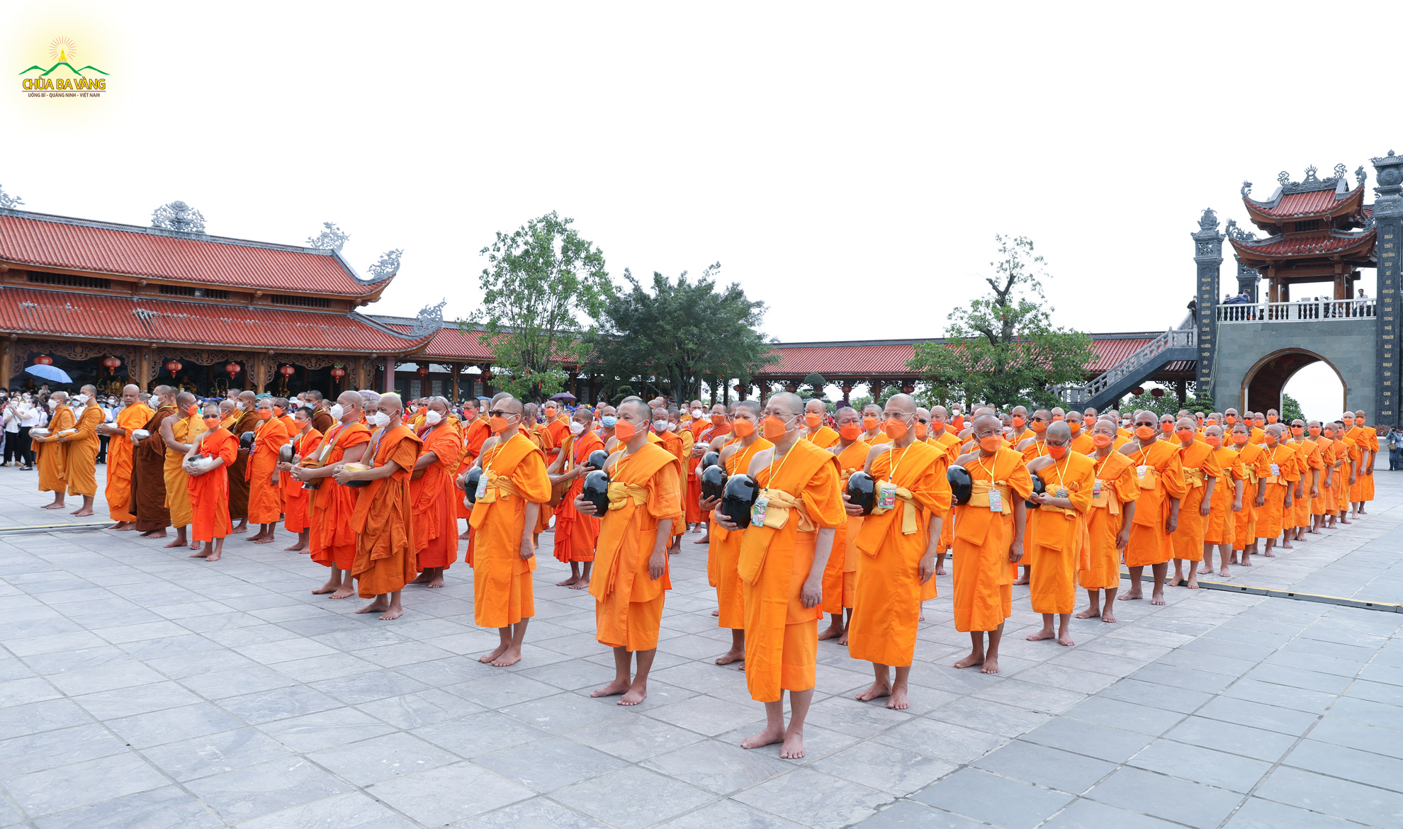 Chư Tôn Hòa thượng, Thượng tọa, chư Tăng các hệ phái trong nước và quốc tế trong Lễ đặt bát cúng dường nhân Đại lễ Phật đản chùa Ba Vàng 2022