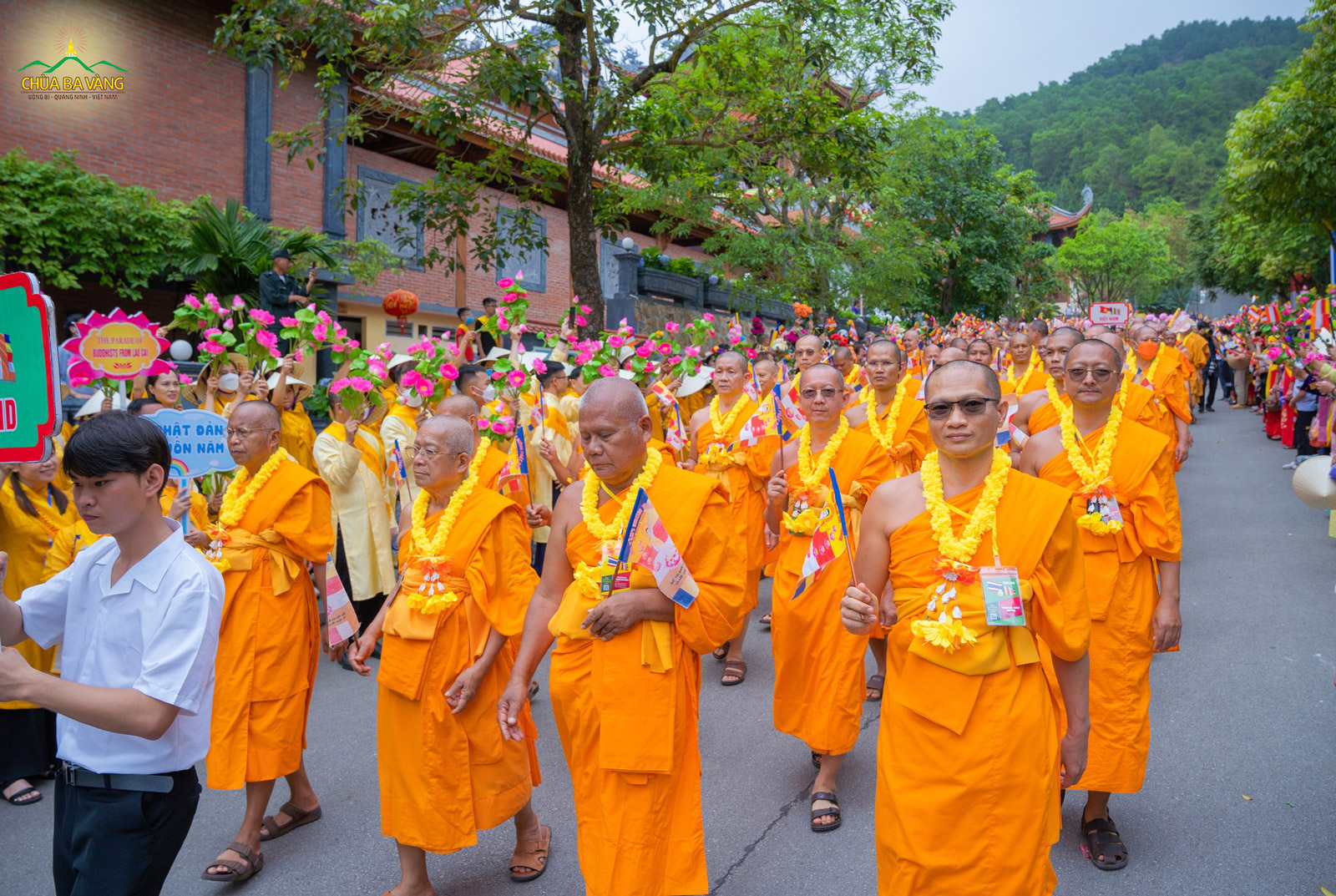Đoàn chư Tăng Thái Lan - chùa Dhammakaya trong buổi Lễ diễu hành