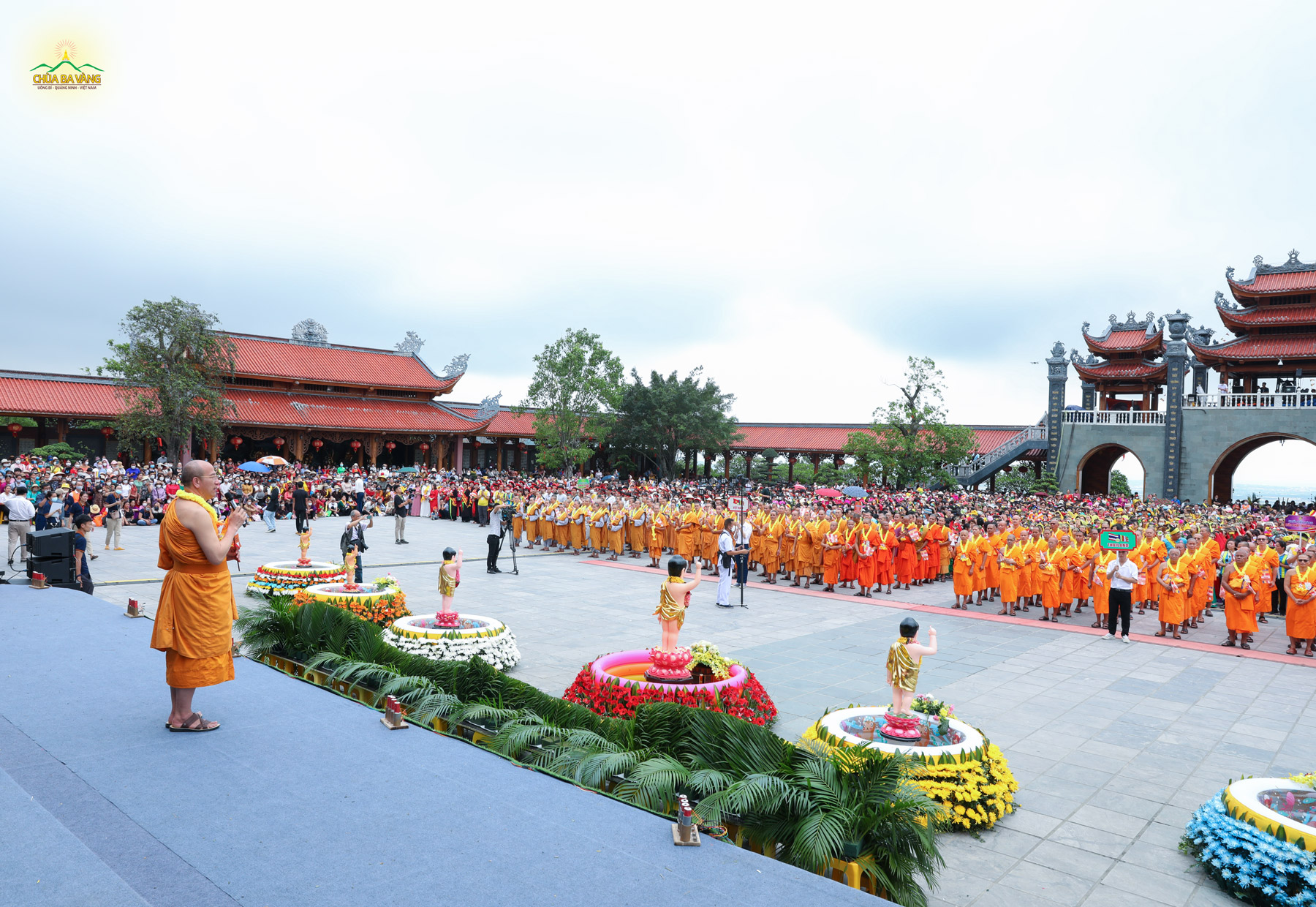 Thầy Thích Trúc Thái Minh phát biểu tại Lễ diễu hành đón mừng Đức Phật đản sinh
