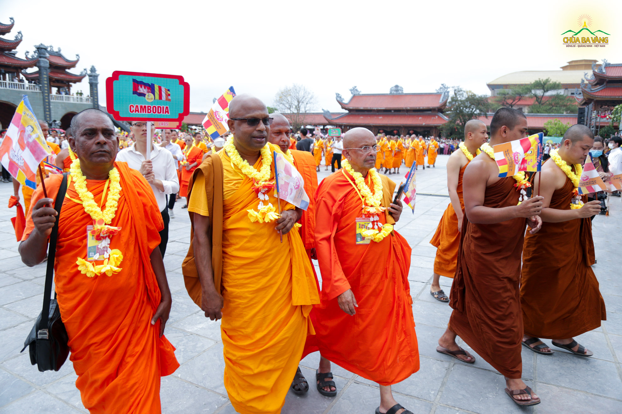 Từ Sri Lanka, chư Tăng đã đến tham quan Việt Nam và dự lễ Phật đản tại chùa Ba Vàng