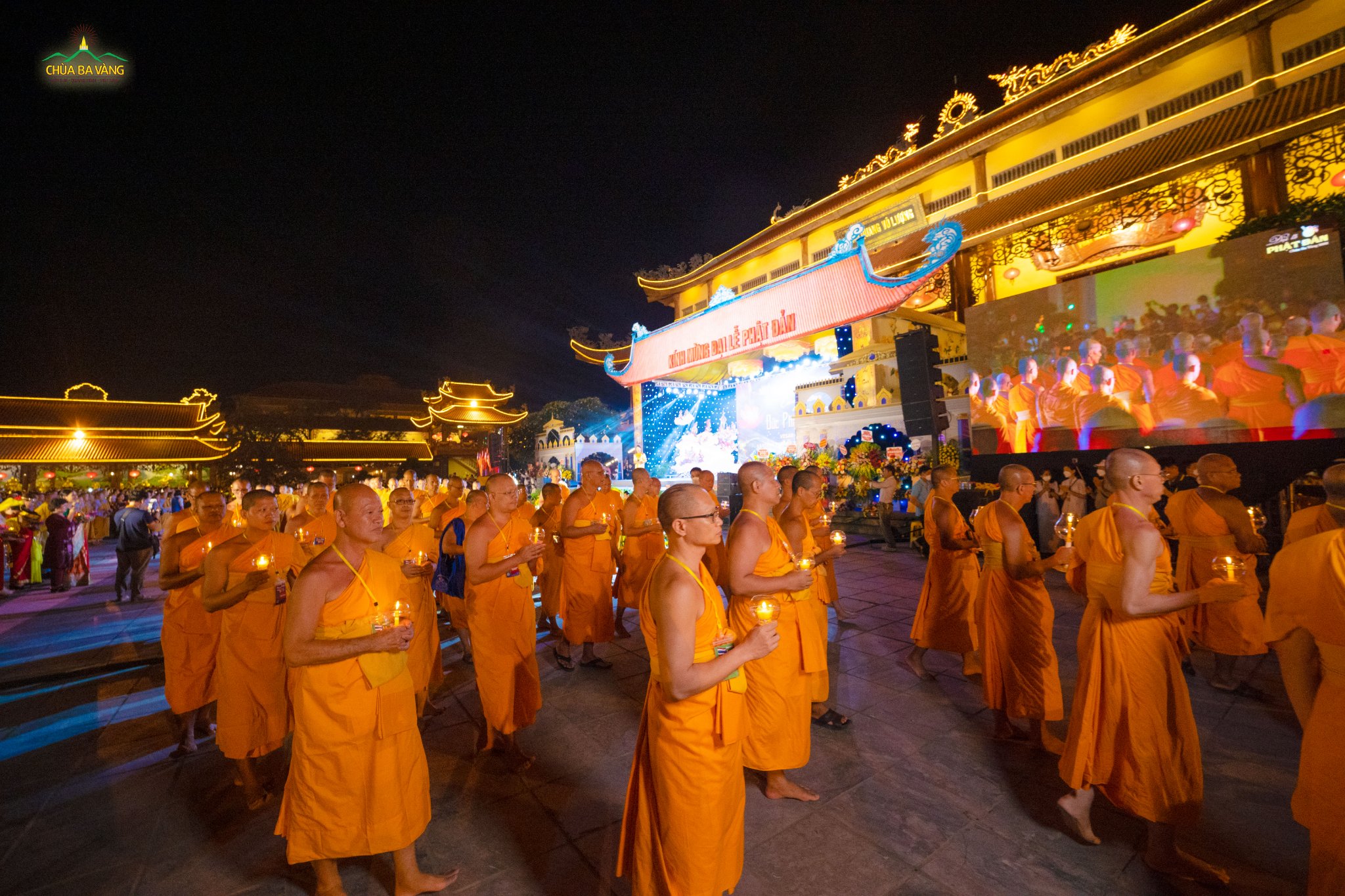 Cầm trên tay những ngọn đăng tỏa rạng, chư Tăng đến từ Lào, Campuchia, Bangladesh, Thái Lan, Sri Lanka tham gia buổi dâng đăng cúng dường Đức Phật đản sinh tại chùa Ba Vàng