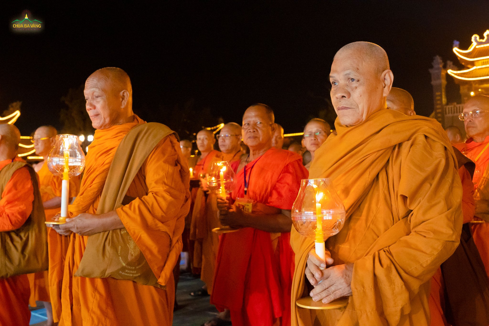 Chư Tăng các hệ phái từ nhiều tỉnh thành ở Việt Nam tham gia lễ rước đăng kính mừng Đức Phật đản sinh
