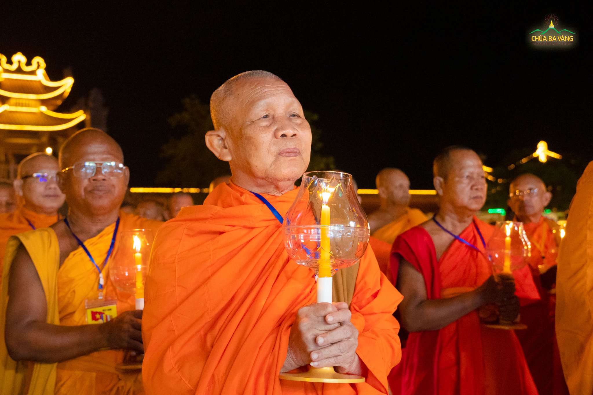 Chư Hòa thượng tham gia rước đăng cúng dường Đức Phật đản sinh tại chùa Ba Vàng