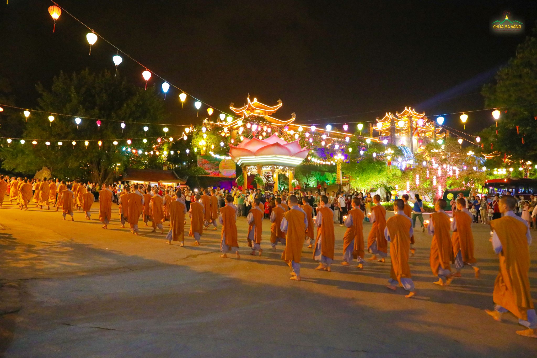 Chư Ni chùa Ba Vàng tham gia lễ rước đăng kính mừng Đức Phật đản sinh