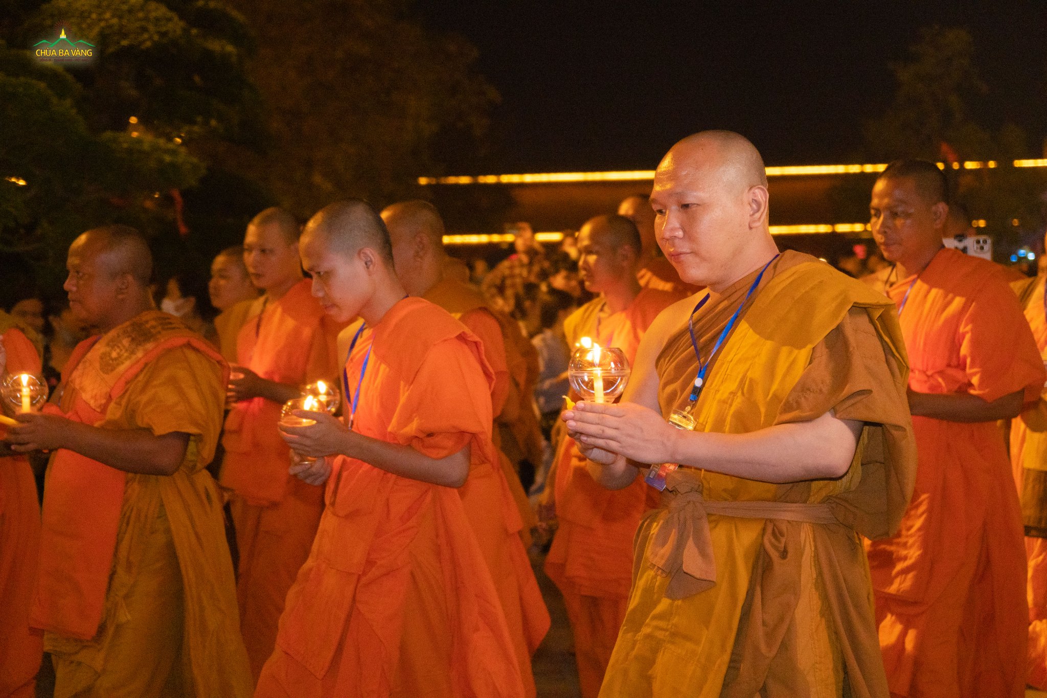 Chư Tăng tham gia lễ rước đăng cúng dường Đức Phật đản sinh