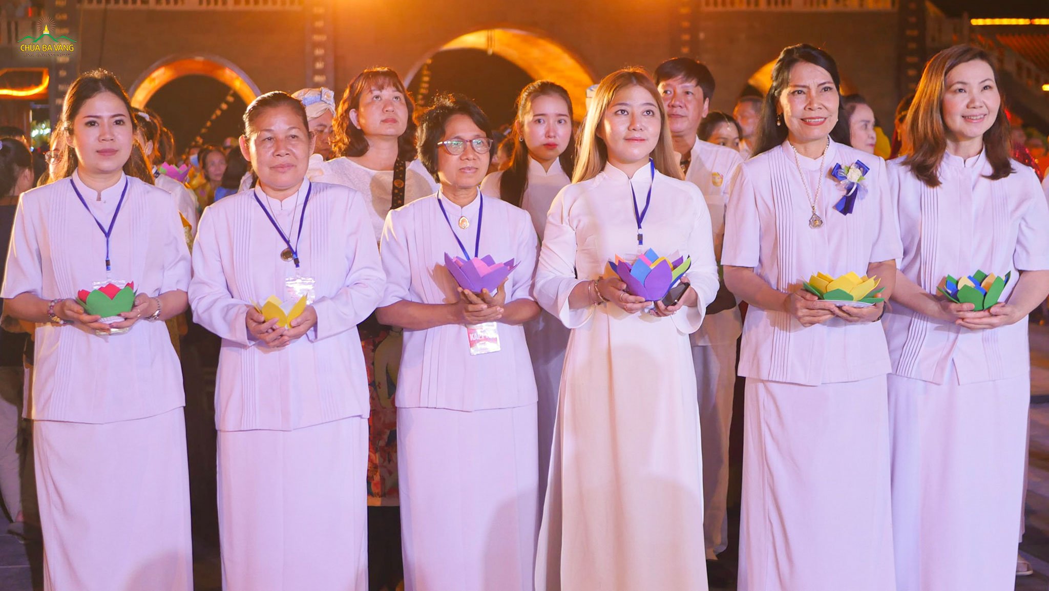 Các Phật tử Thái Lan hoan hỷ tham gia buổi dâng đăng cúng dường Đức Phật đản sinh tại chùa Ba Vàng
