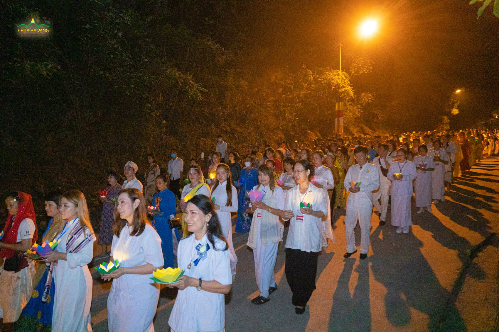 Hàng dài Phật tử Thái Lan và Phật tử Việt Nam tham gia rước đăng