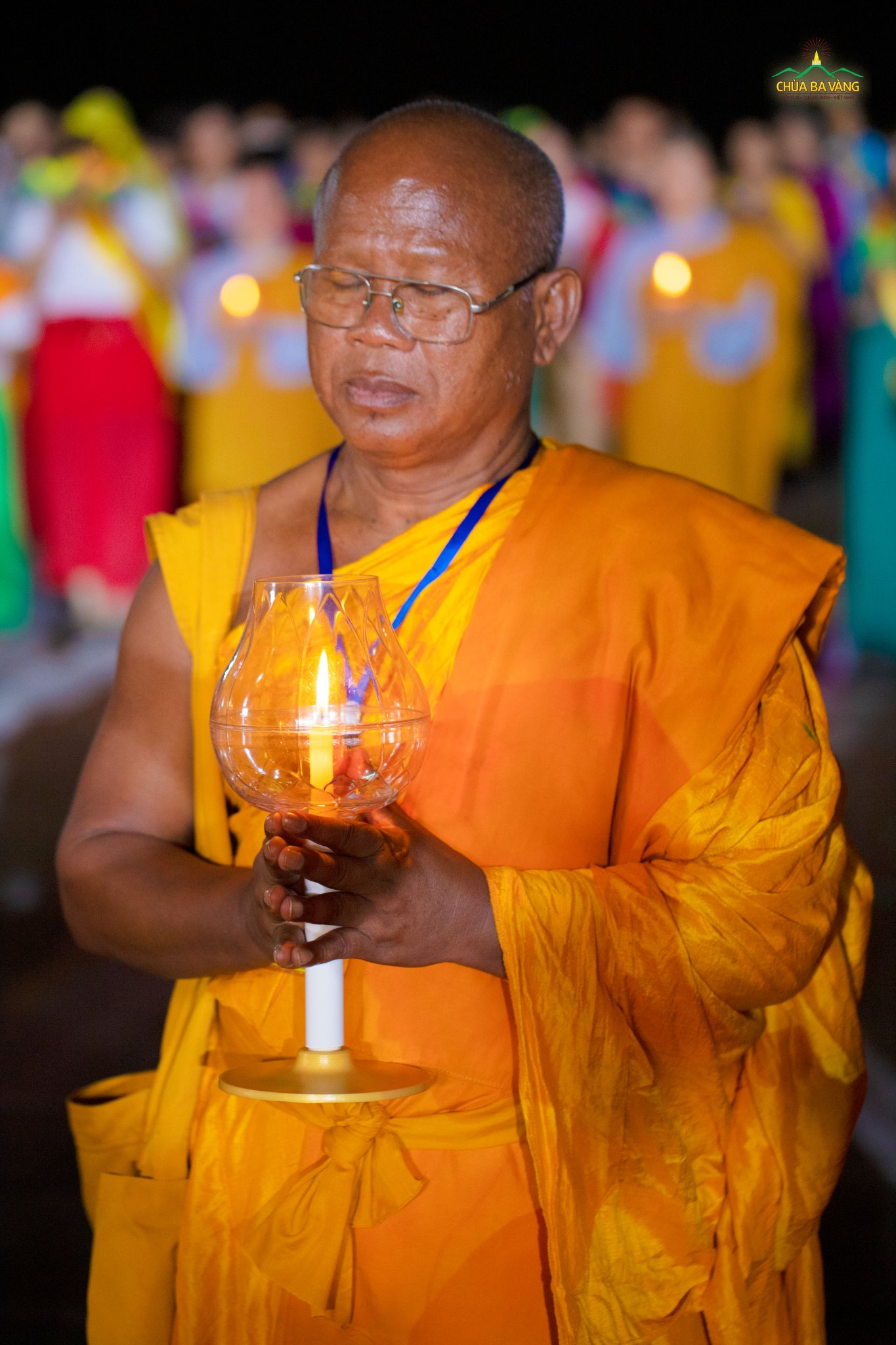 Chư Tăng Việt Nam chắp tay thành kính hướng về Đức Phật đản sinh trong lễ dâng đăng cúng dường tại chùa Ba Vàng