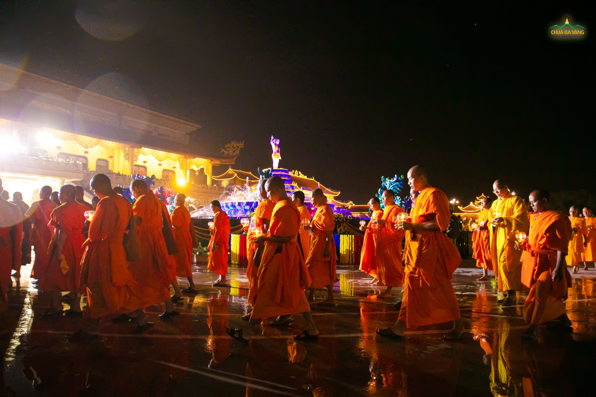 Chư Tăng nước ngoài cùng chư Tăng Việt Nam nhiễu quanh tôn tượng Đức Phật đản sinh