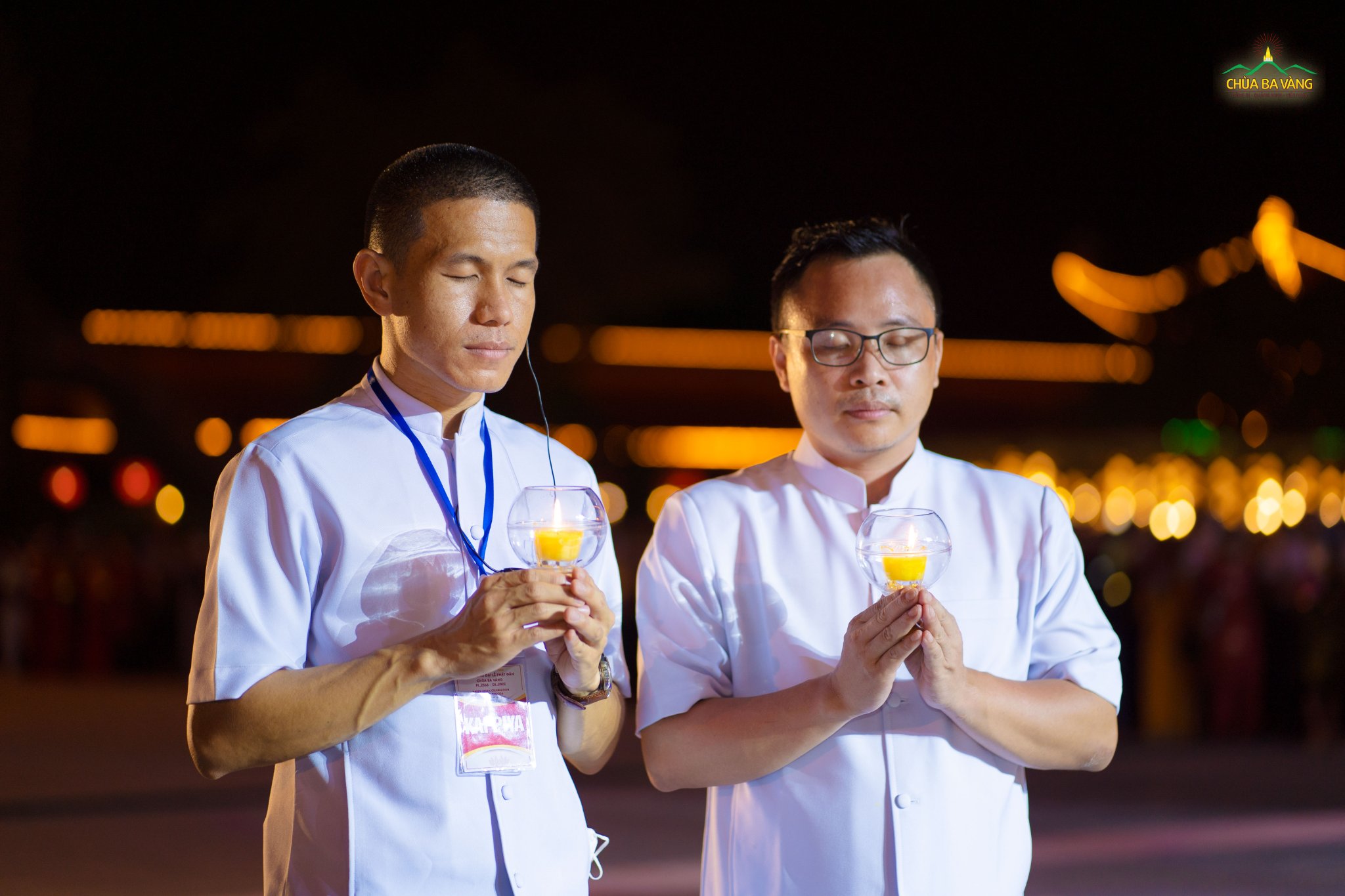 Phật tử Thái Lan (bên trái) cùng Phật tử Việt Nam (bên phải) thành tâm cảm niệm ân đức của Đức Phật