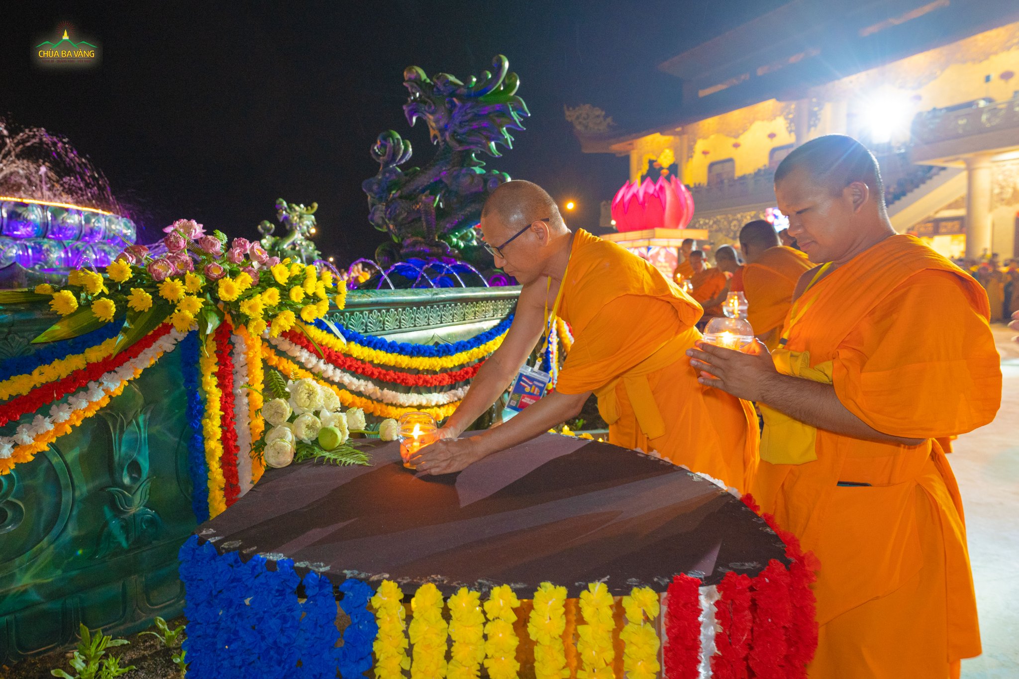 Chư Tăng nước ngoài dâng đăng cúng dường Đức Phật đản sinh