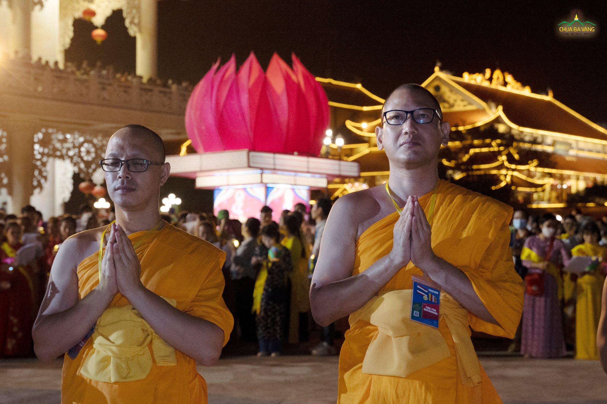 Chư Tăng đến từ Thái Lan chắp tay thành kính hướng về Đức Phật đản sinh