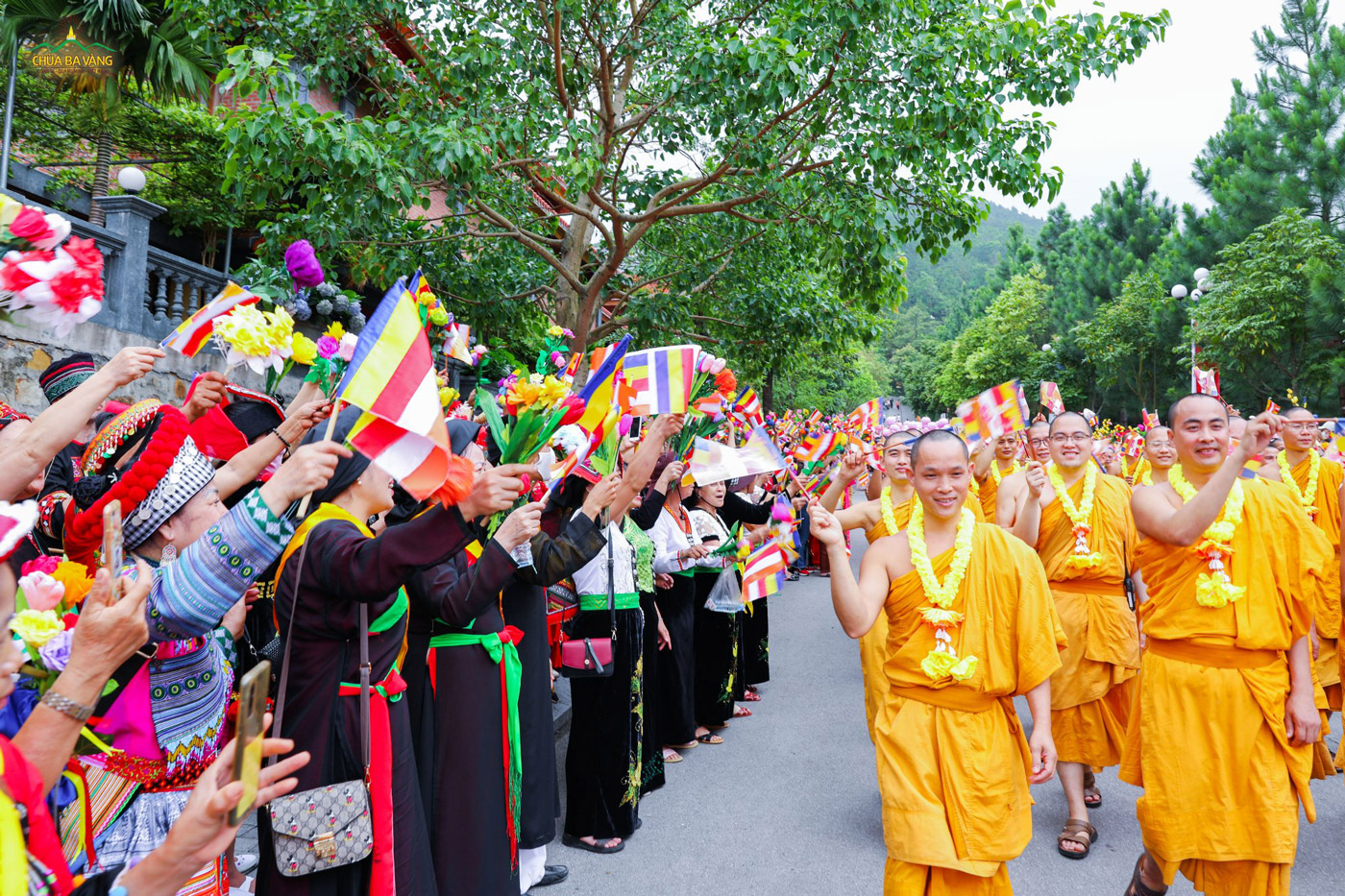 Trong những bộ trang phục đa dạng từ các vùng miền, các Phật tử đứng hai bên đường chào đón chư Tăng diễu hành mừng ngày Đức Phật đản sinh
