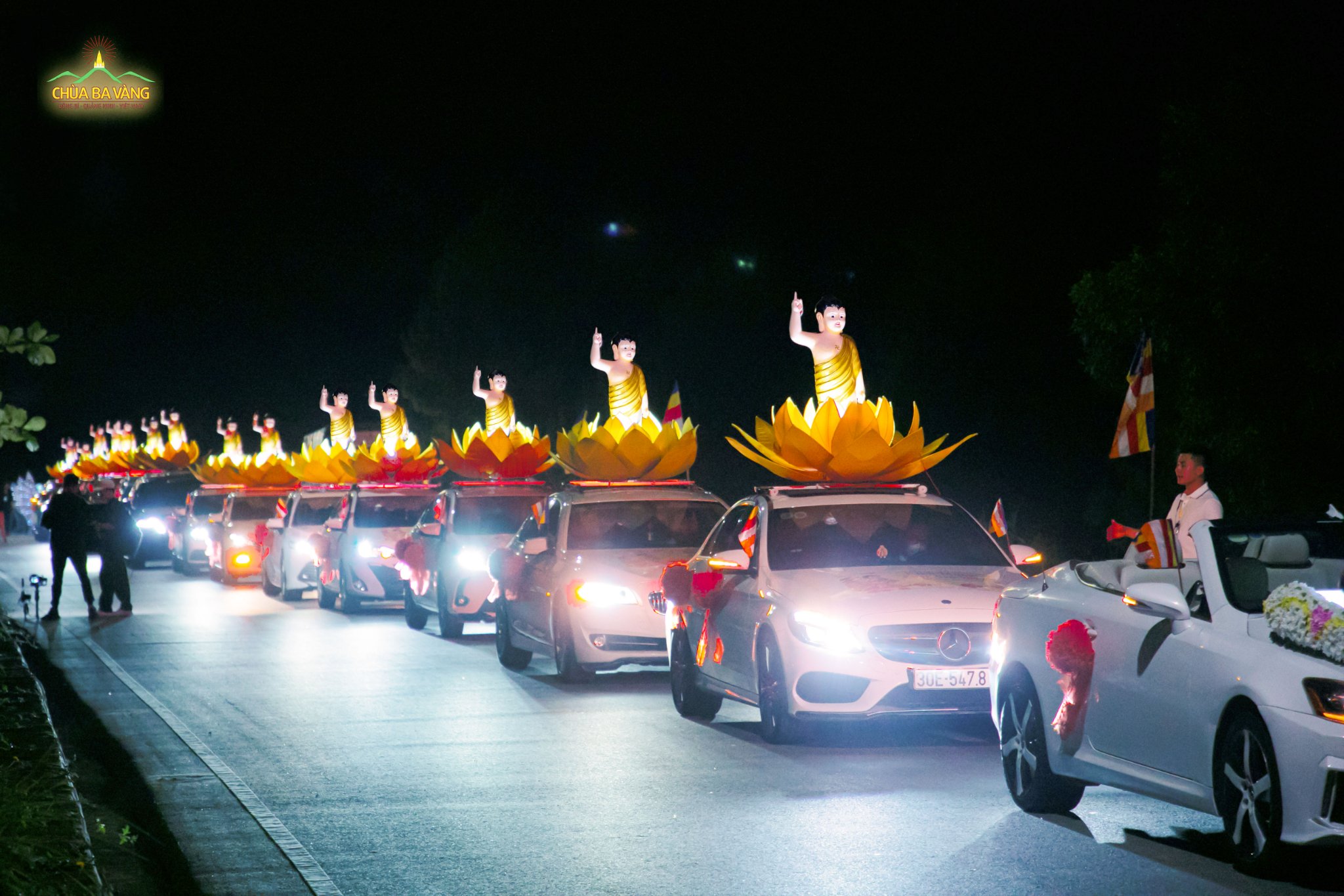Những chiếc xe thiết trí tôn tượng kim thân Đức Phật đã nối nhau di chuyển trong suốt chặng đường diễu hành mừng ngày Đức Phật đản sinh