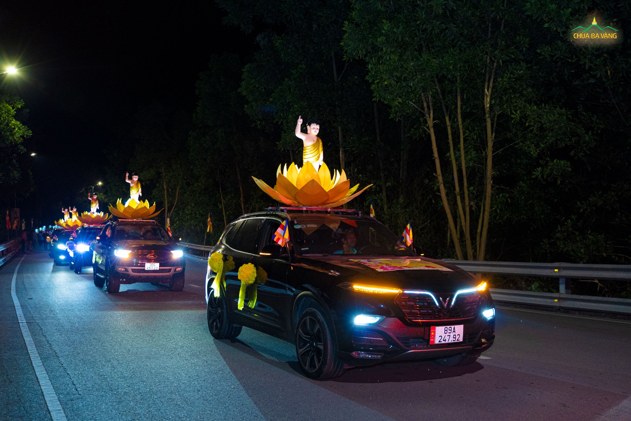Trong đêm tháng 4 linh thiêng, huyền ảo, hàng chục chiếc xe do các gia đình Phật tử phát tâm cúng dường cho mượn xe được thiết trí tôn tượng kim thân Đức Phật sơ sinh nhiễu hành qua các cung đường trong khuôn viên chùa Ba Vàng