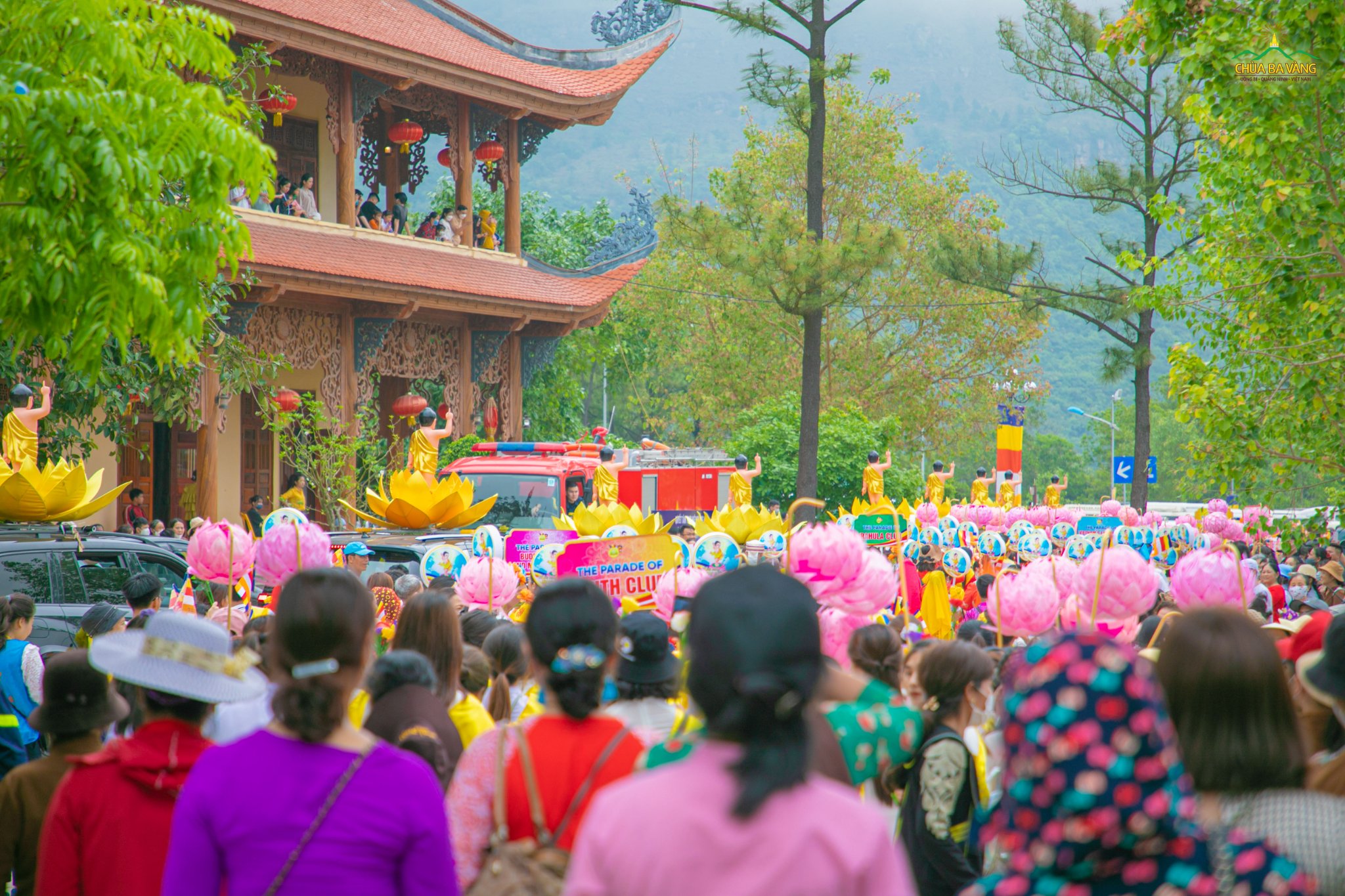 Lễ rước tôn tượng Đức Phật được tổ chức vào chiều ngày 08/4/Nhâm Dần trong lễ diễu hành mừng Đức Phật đản sinh