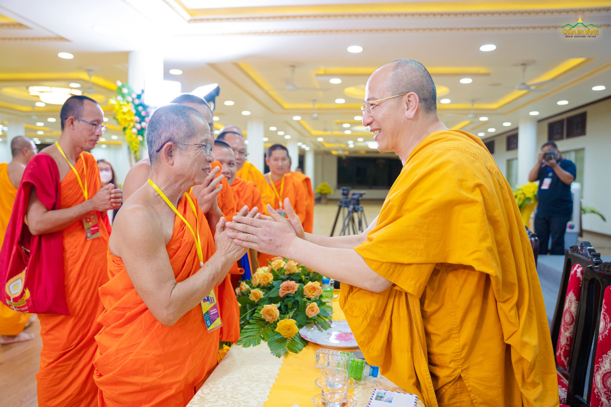 Hòa thượng Luang Por Chantarin Jinnadhammo - Phó Trưởng ban Phật giáo tỉnh Luông Pha Bang, vương quốc Lào gửi lời cảm ơn tới chùa Ba Vàng
