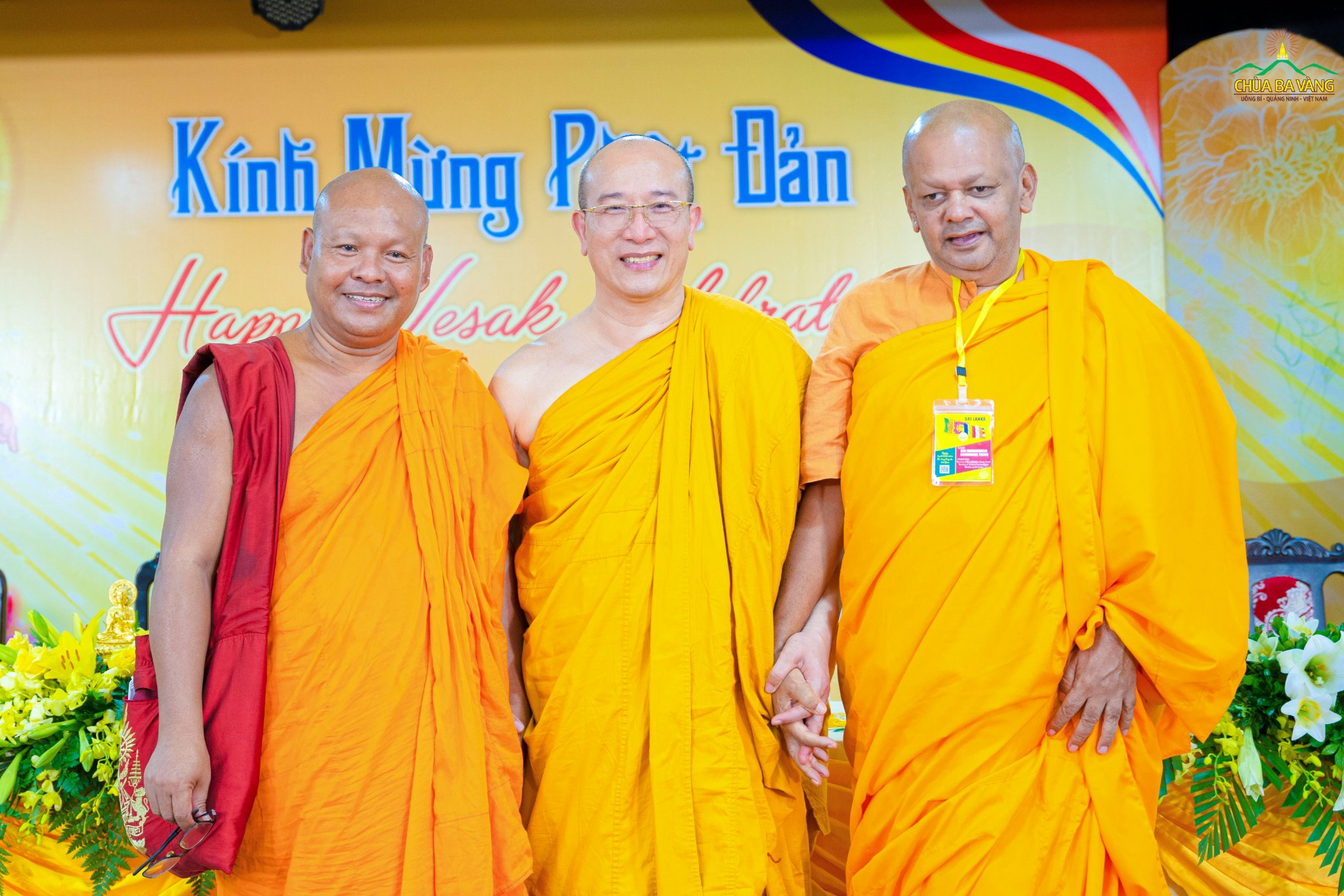 Hoà thượng Mugunuwela Anuruddha Thero – Tổng thư ký của Trưởng ban Liên đoàn Phật giáo Sri Lanka (bên phải) chụp ảnh lưu niệm cùng chư Tăng Việt Nam