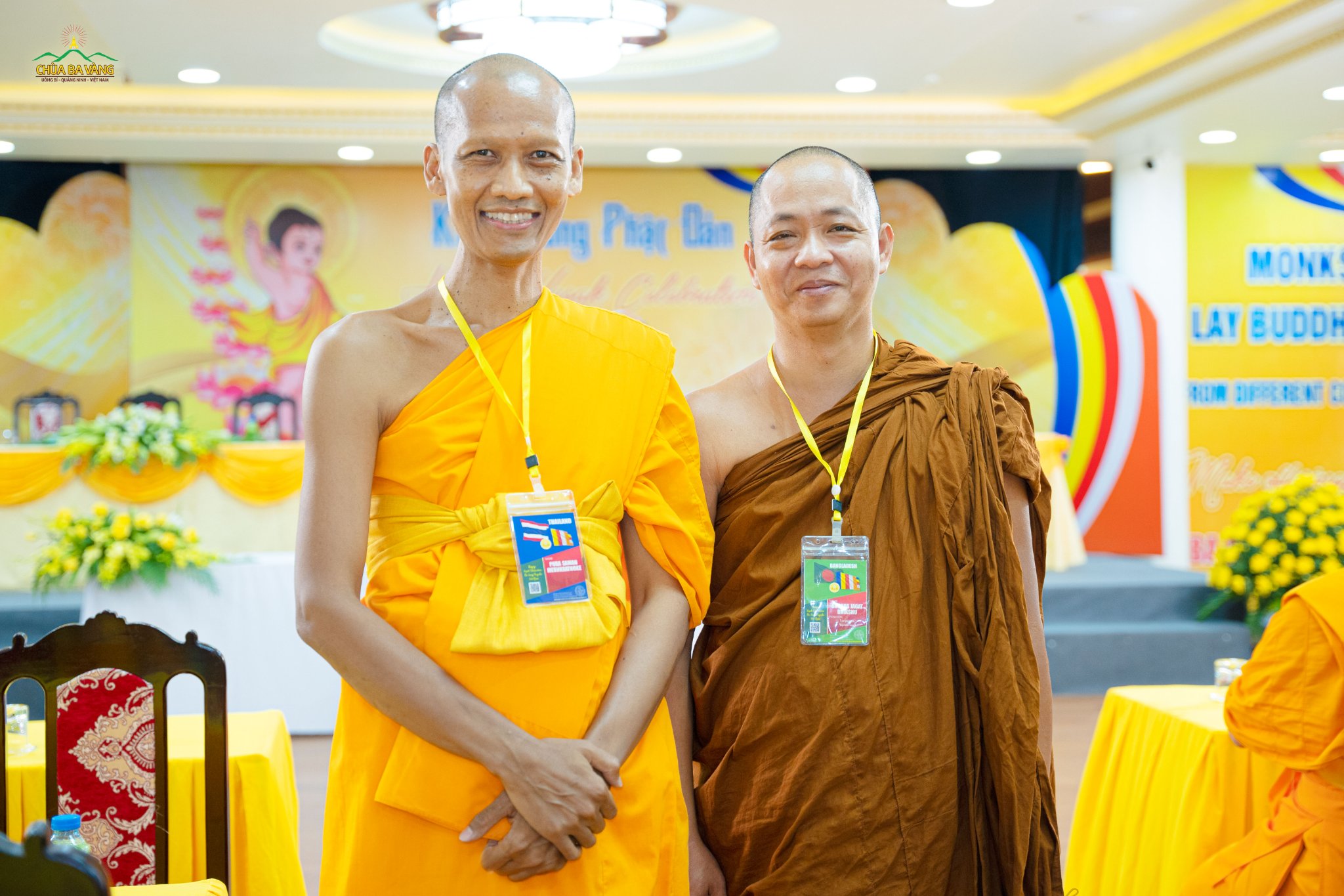 Thượng tọa Shoura Jagat Bhikshu – Phó chủ tịch Trưởng ban Phật giáo sư rừng Bangladesh (bên phải) chụp ảnh lưu niệm cùng chư Tăng Thái Lan (bên trái)