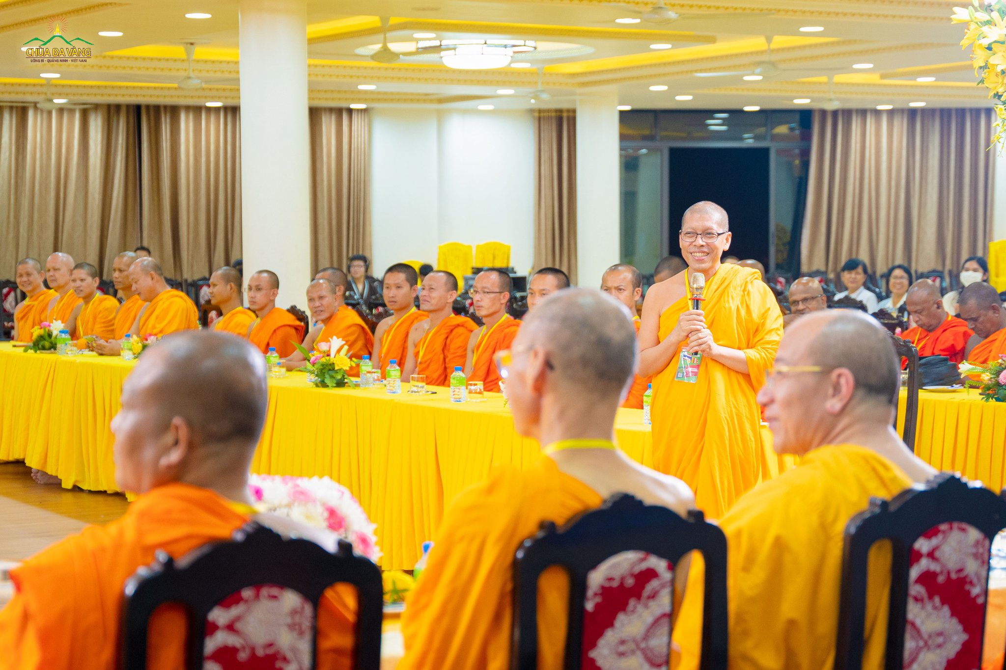 Sư Thầy Phra Sanitwong Charoenrattawong - Giám đốc Cục Truyền thông Doanh nghiệp của chùa Phra Dhammakaya phát biểu trong chương trình 