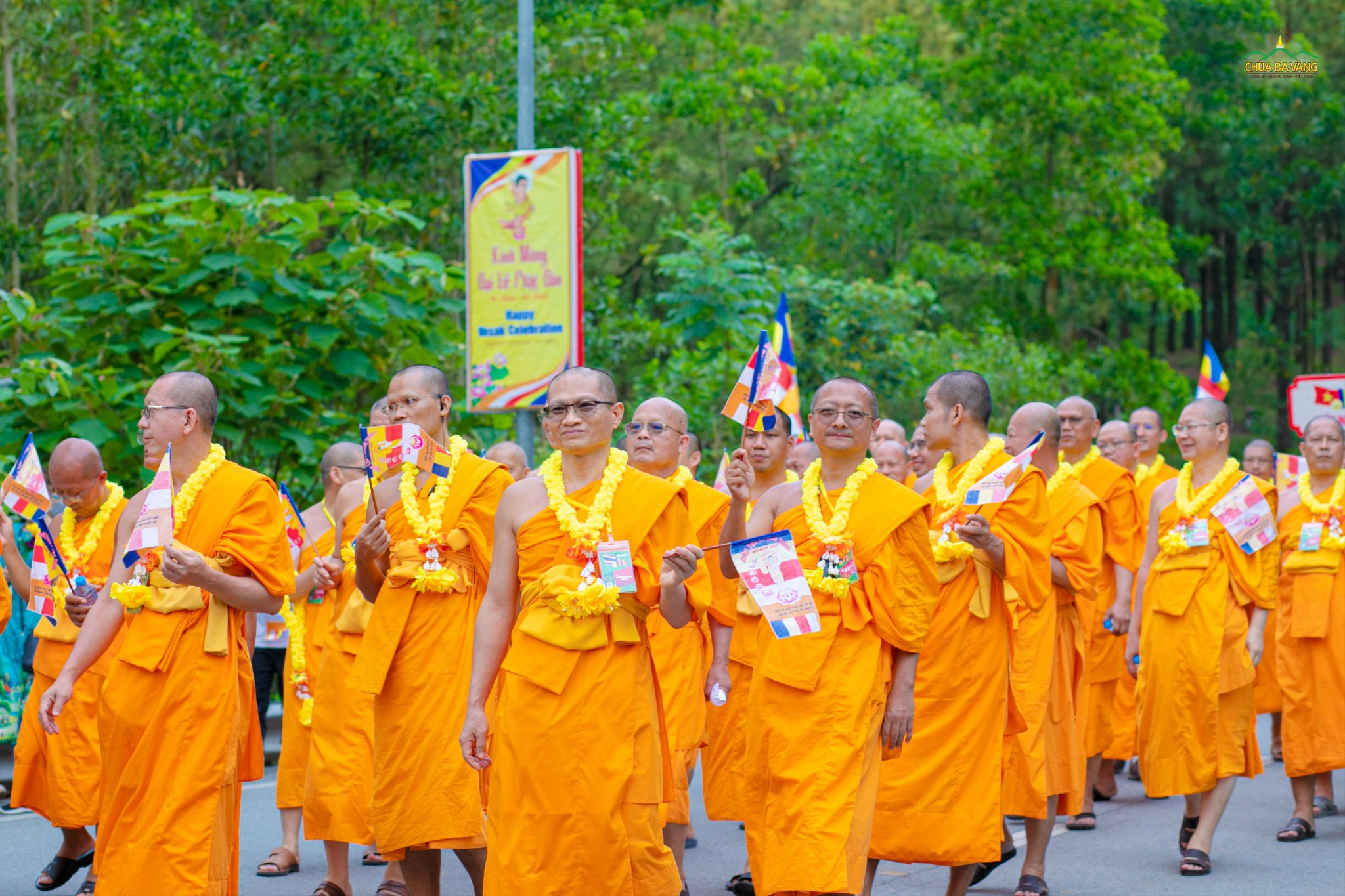 Chư Tăng Thái Lan hoan hỷ tham gia lễ diễu hành mừng Đức Phật đản sinh