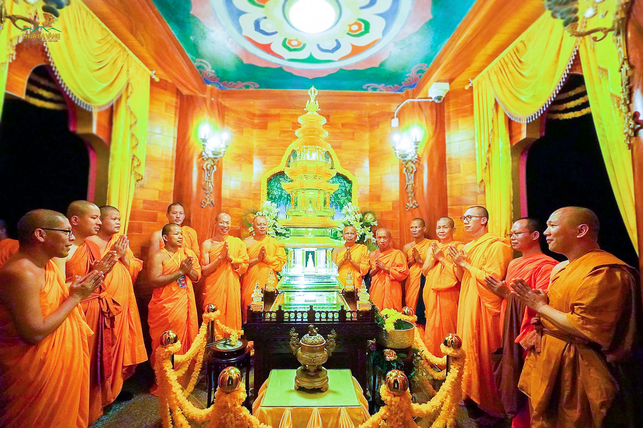 Chư Tăng Việt Nam cùng chư Tăng từ các nước khác nhau thể hiện niềm tôn kính trước tháp thờ Xá Lợi Phật tại chùa Ba Vàng