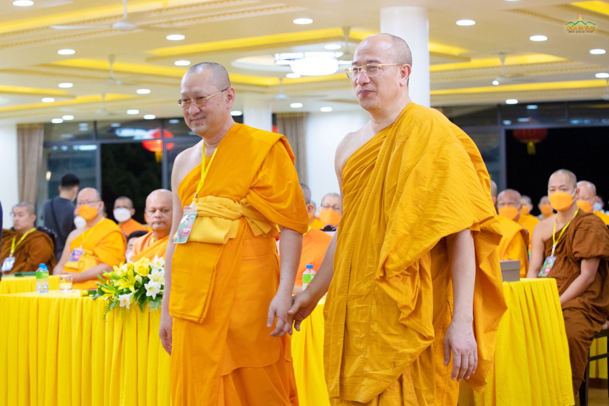Hình ảnh thắm tình đạo vị giữa Thượng tọa Phra Vides Dhammabhorn - Chủ tịch hội đồng quỹ Dhammakaya, trưởng ban Phật giáo Quốc tế điều hành hơn 205 chi nhánh/180 nước trên thế giới và Đại đức Thích Trúc Thái Minh - Trụ trì chùa Ba Vàng
