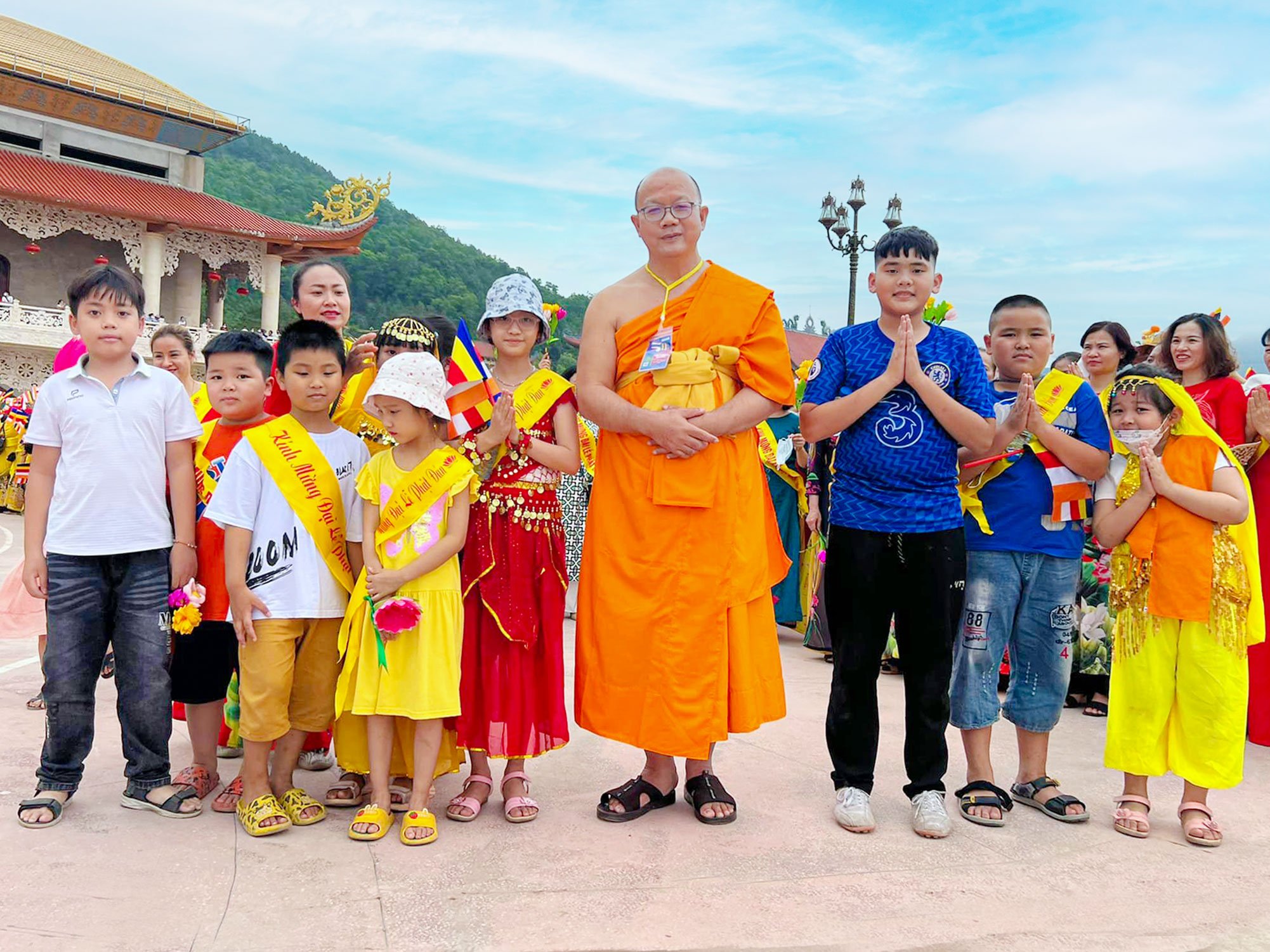 Sư Thầy Phra Pornchai Pinyapong - Chủ tịch Hội Liên minh Phật tử thế giới chụp ảnh cùng các bạn nhỏ Việt Nam
